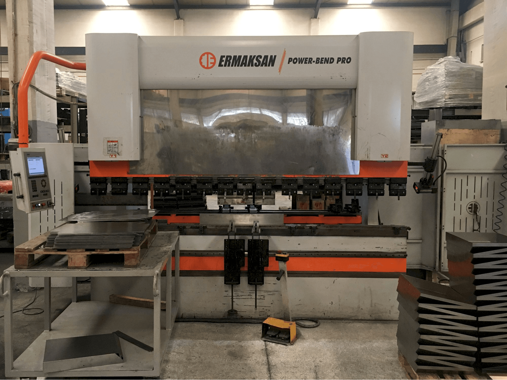 Widok z przodu maszyny ERMAKSAN POWER-BEND PRO 3100x220