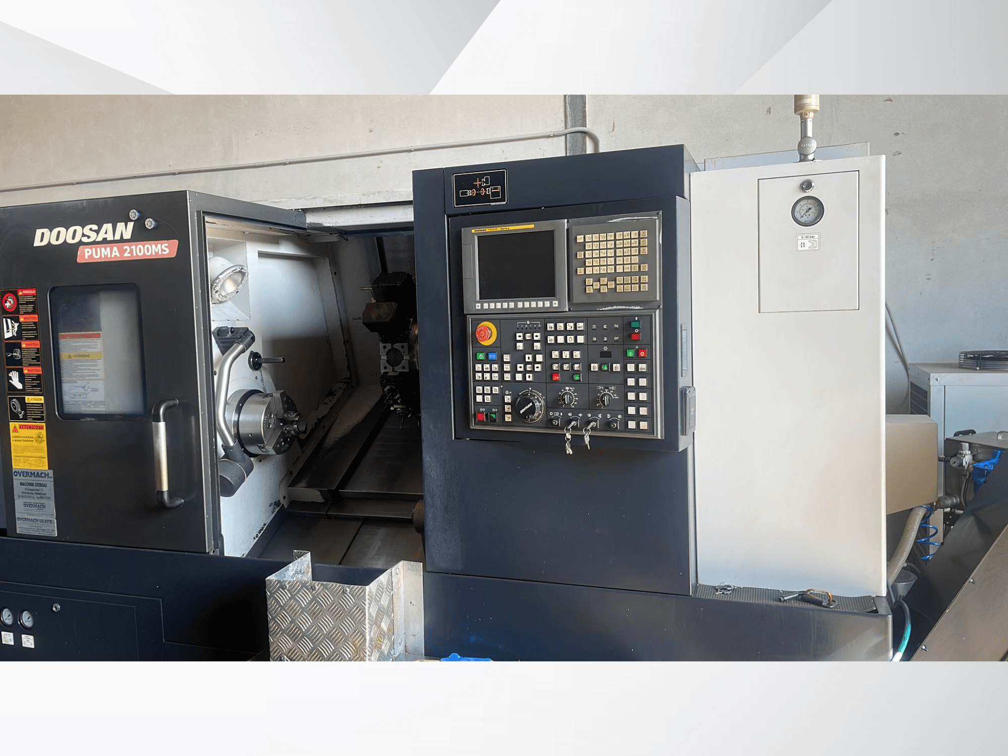 Widok z przodu tokarki poziomej DOOSAN PUMA 2100MS, przedstawiający panel sterowania, wrzeciono oraz narzędzia skrawające wewnątrz komory.