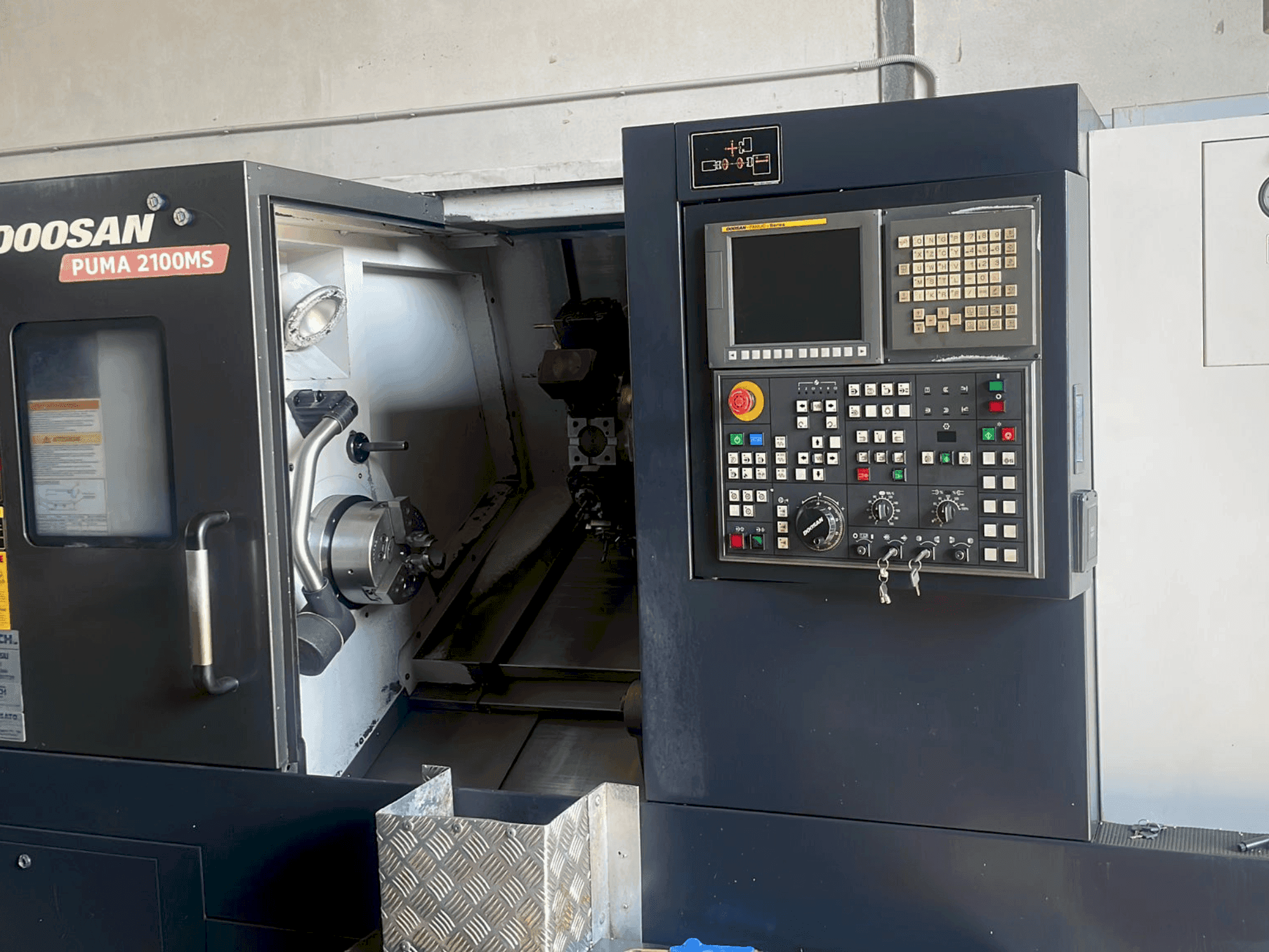 Widok z przodu maszyny DOOSAN PUMA 2100MS