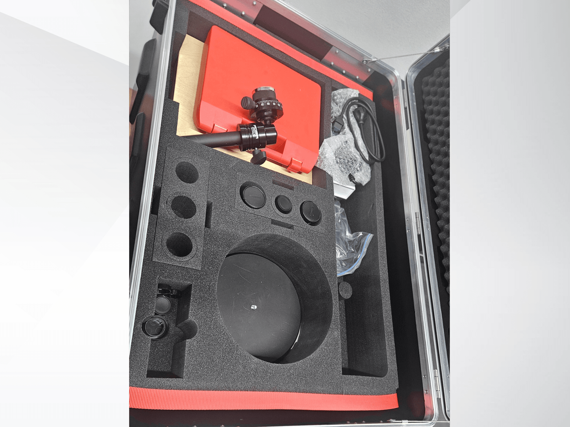 Elementy optycznej maszyny pomiarowej ZEISS GOM ATOS 5 w wyłożonej pianką walizce z obiektywem, akcesoriami i opakowaniem ochronnym.