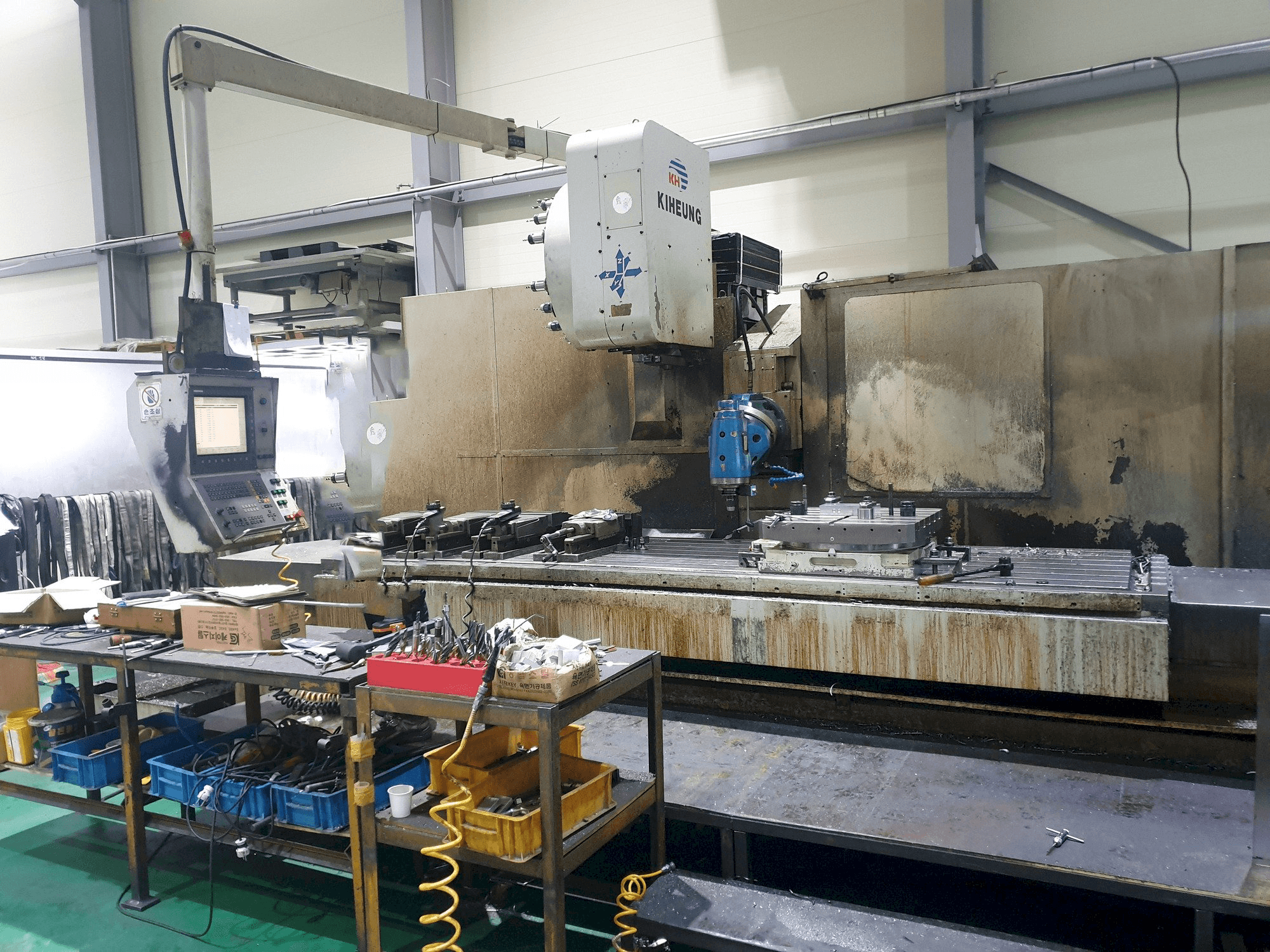 Widok z przodu maszyny KIHEUNG KNC-U1000