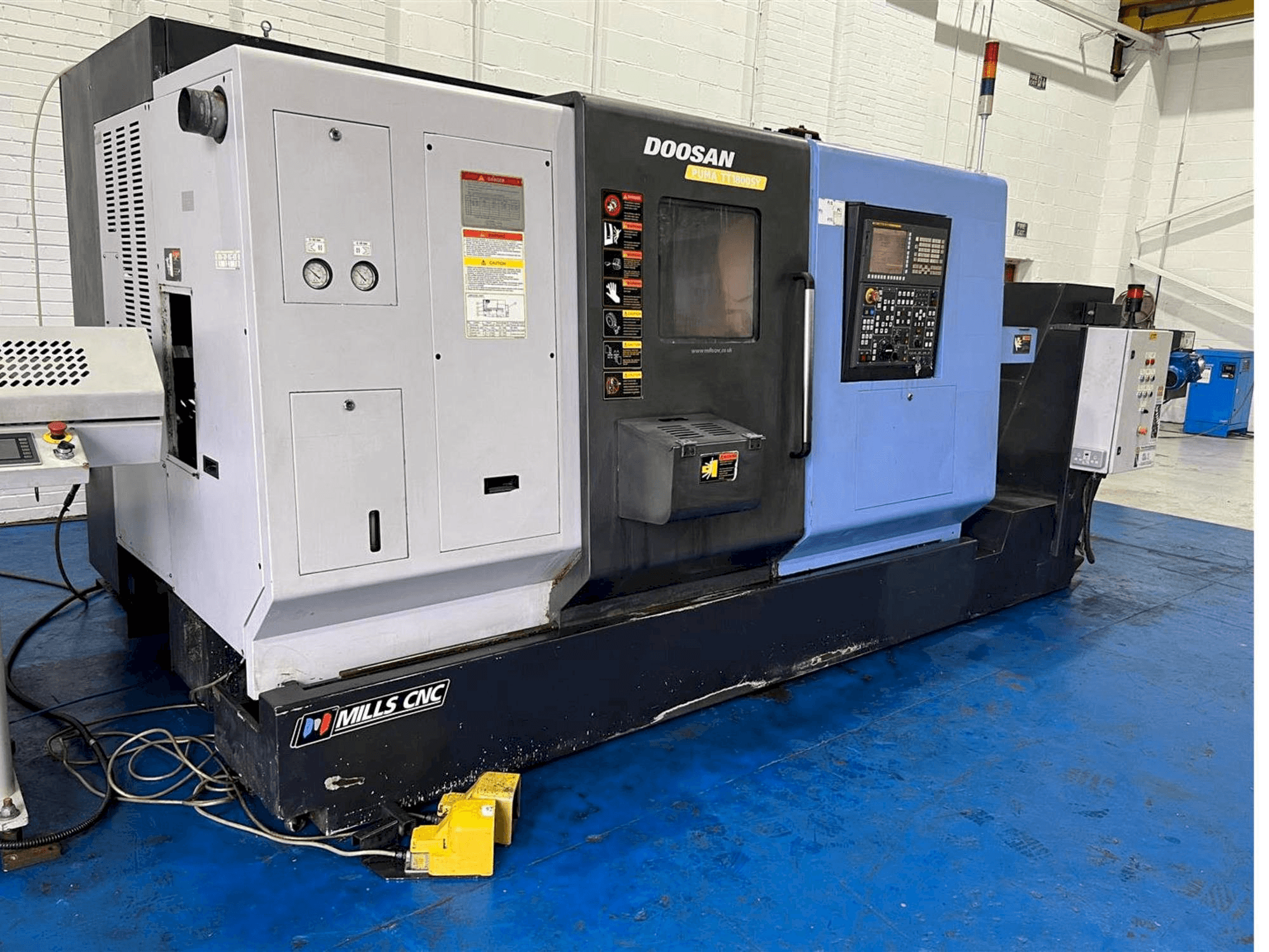 Widok z przodu maszyny Doosan TT1800SY