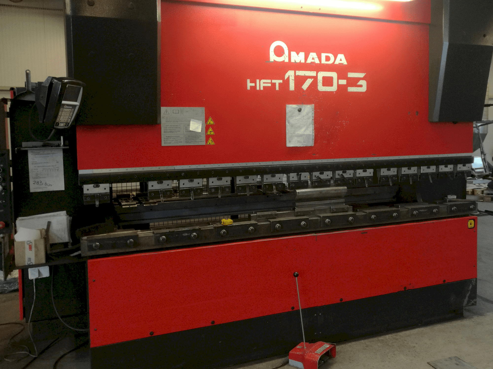 Widok z przodu maszyny AMADA HFT 170-3