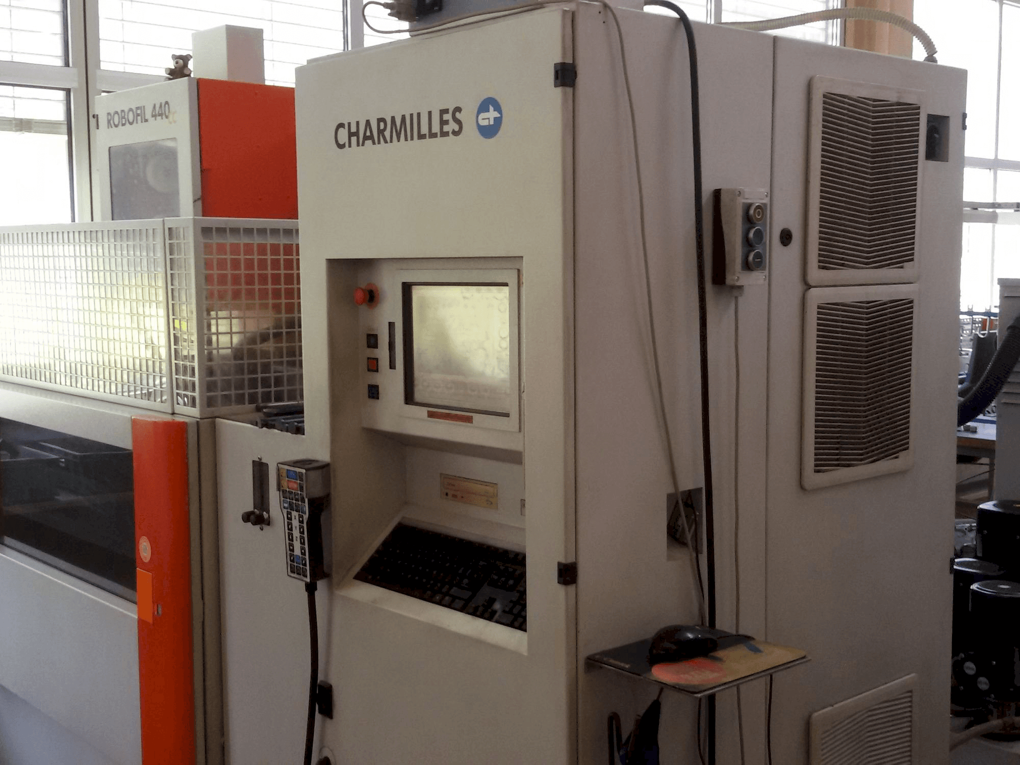 Widok z przodu maszyny CHARMILLES Robofil 440CC