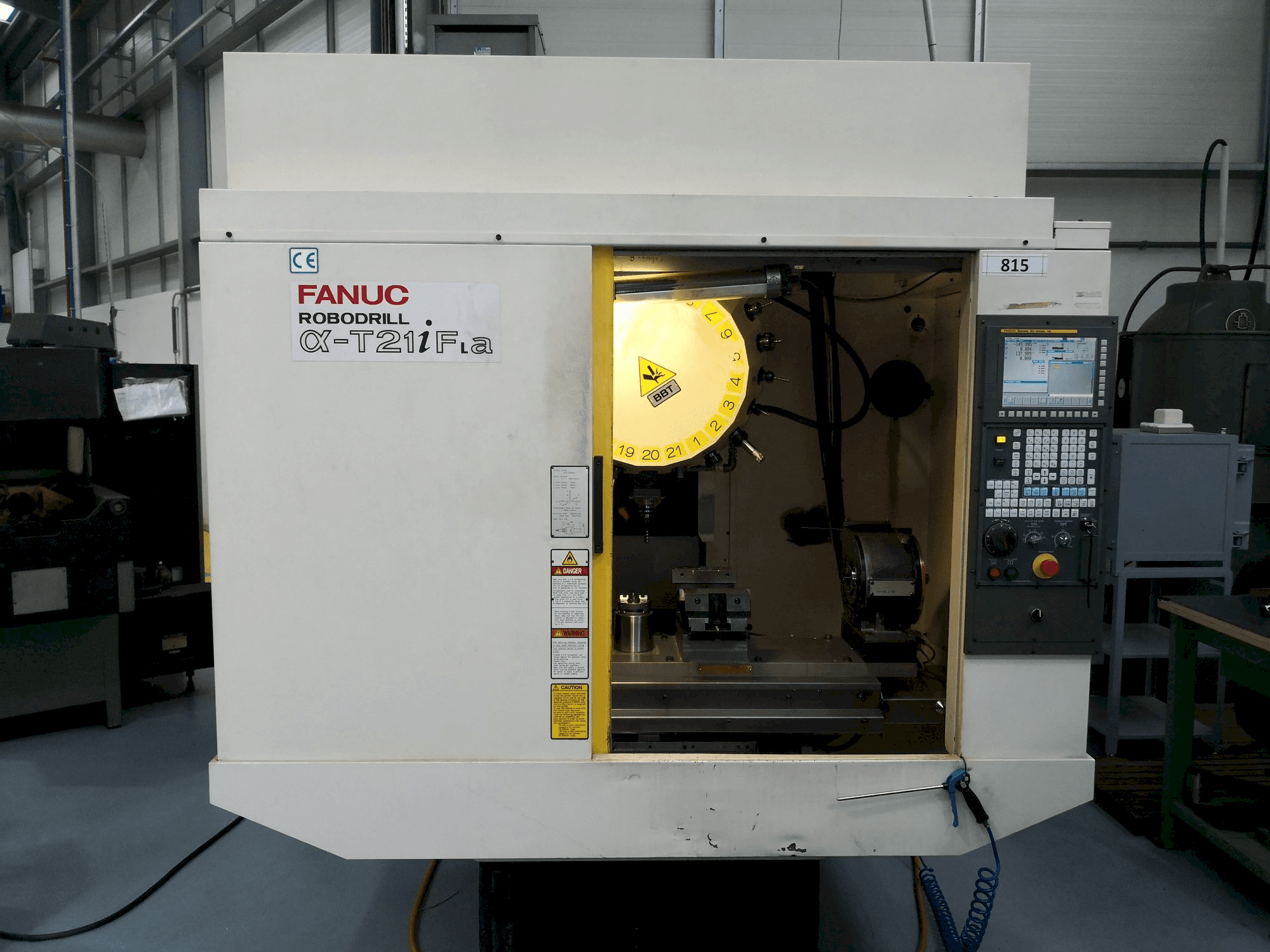 Widok z przodu maszyny FANUC Robodrill T21iFa