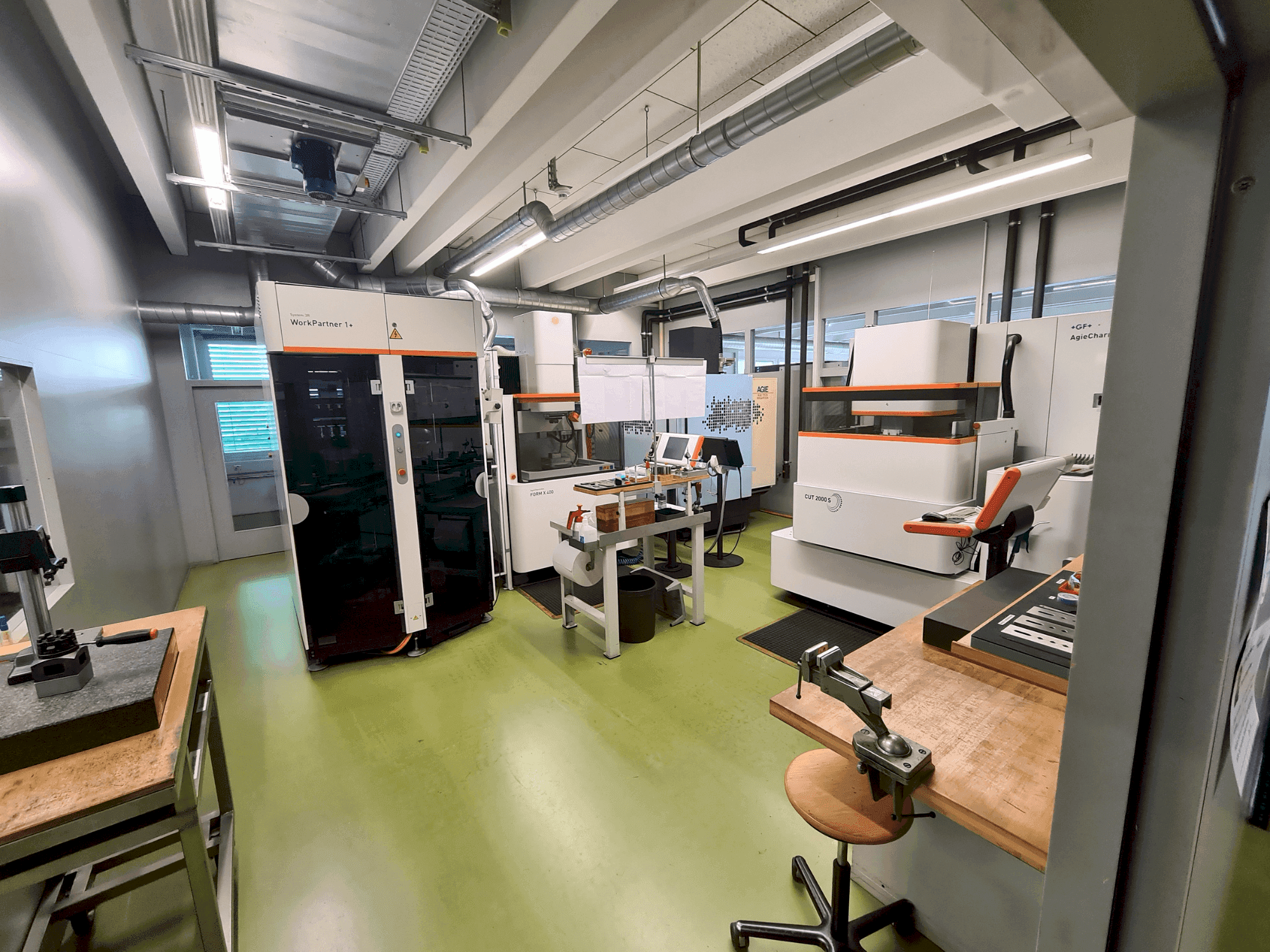 Widok z przodu maszyny AGIE AGIETRON INNOVATION 2