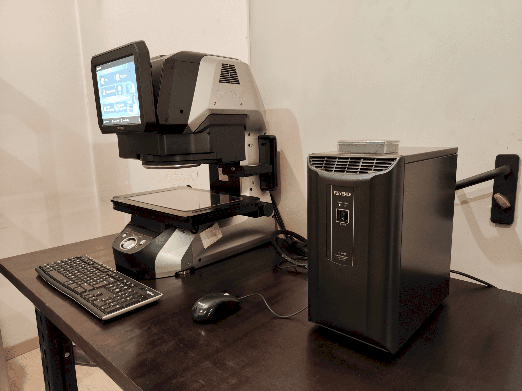 Widok z przodu maszyny KEYENCE IM-7030T