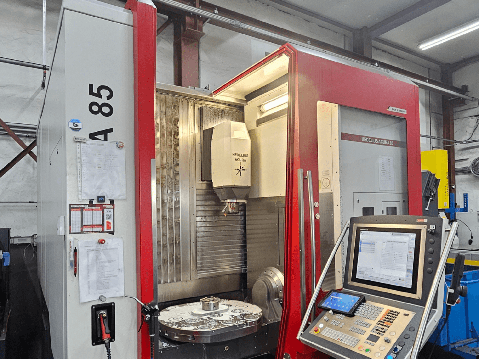 Pionowe centrum obróbcze HEDLIUS Acura 85, widok z przodu, posiada panel sterowania i obrotowy stół do precyzyjnej obróbki.