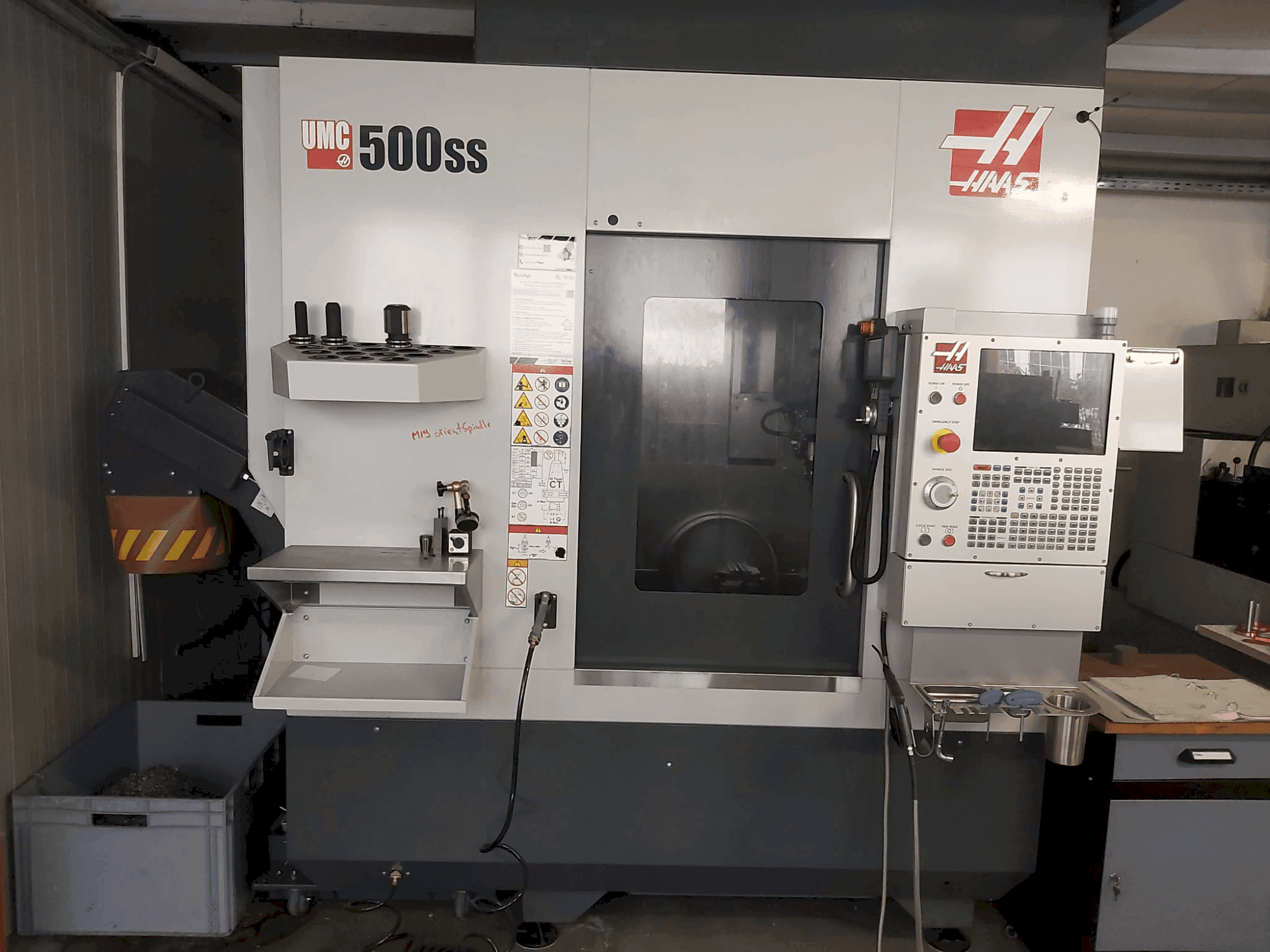 Widok z przodu maszyny HAAS UMC-500SS