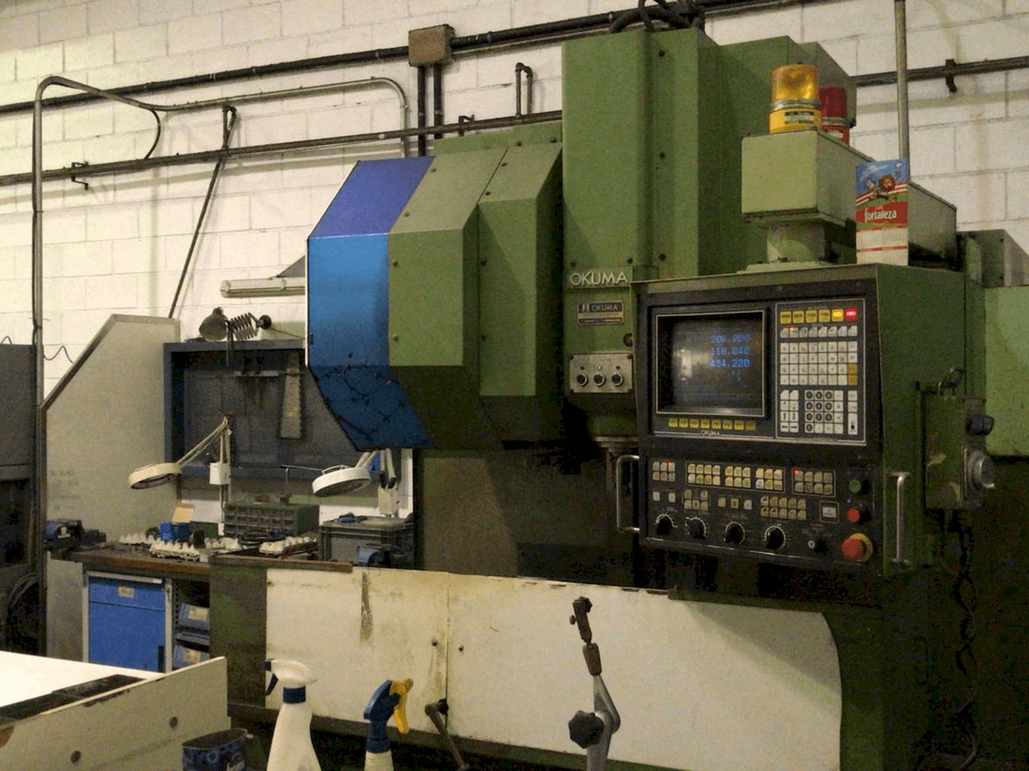 Widok z prawej maszyny Okuma MC-4VA