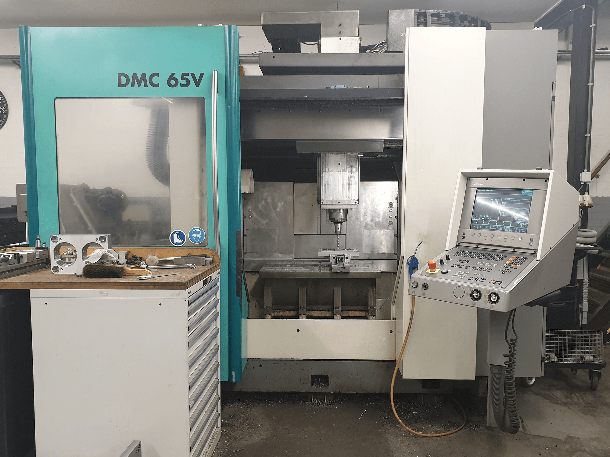 Widok z przodu maszyny DECKEL MAHO DMC 65V