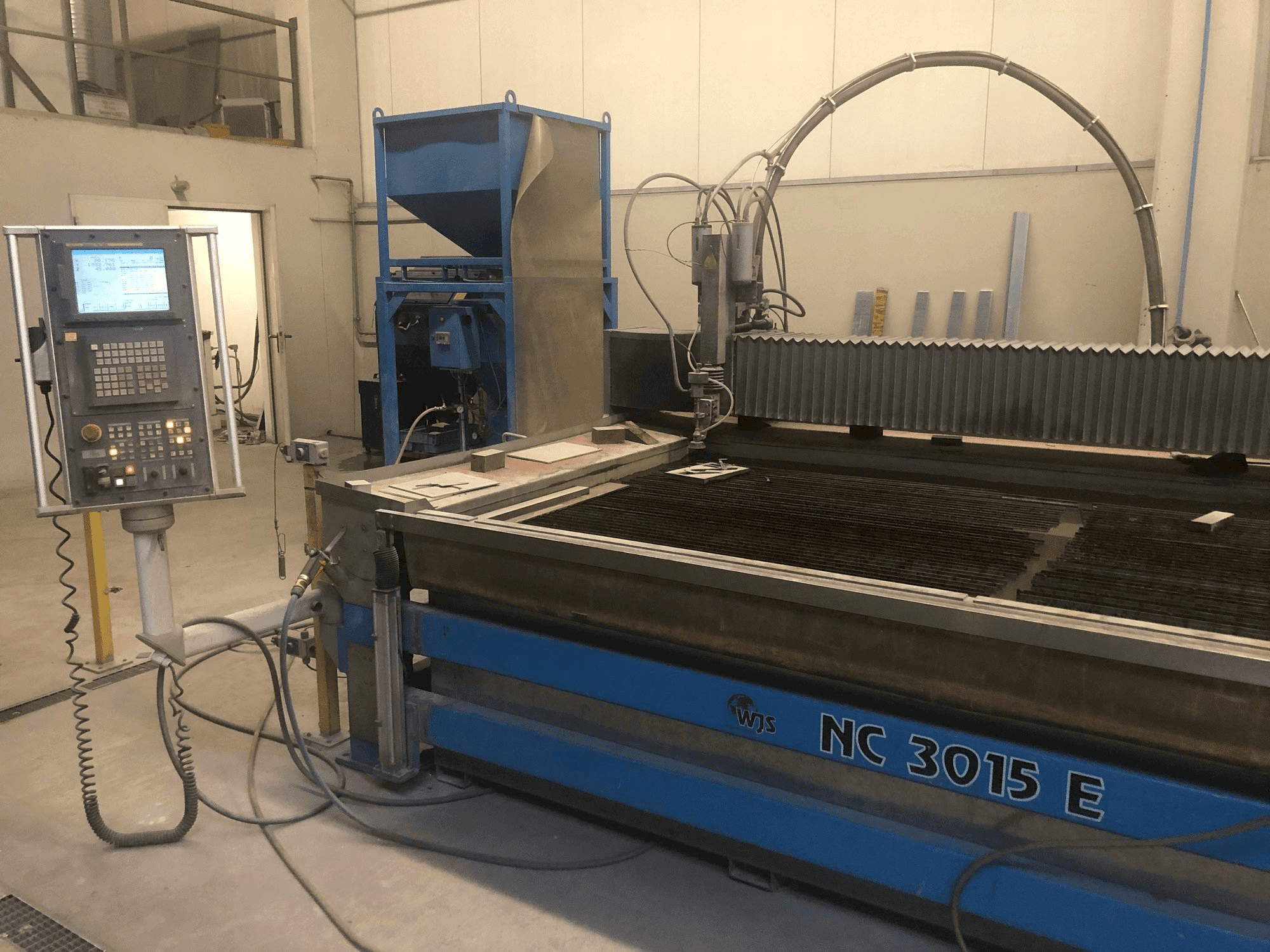 Widok z przodu maszyny WJS NC 3015 E