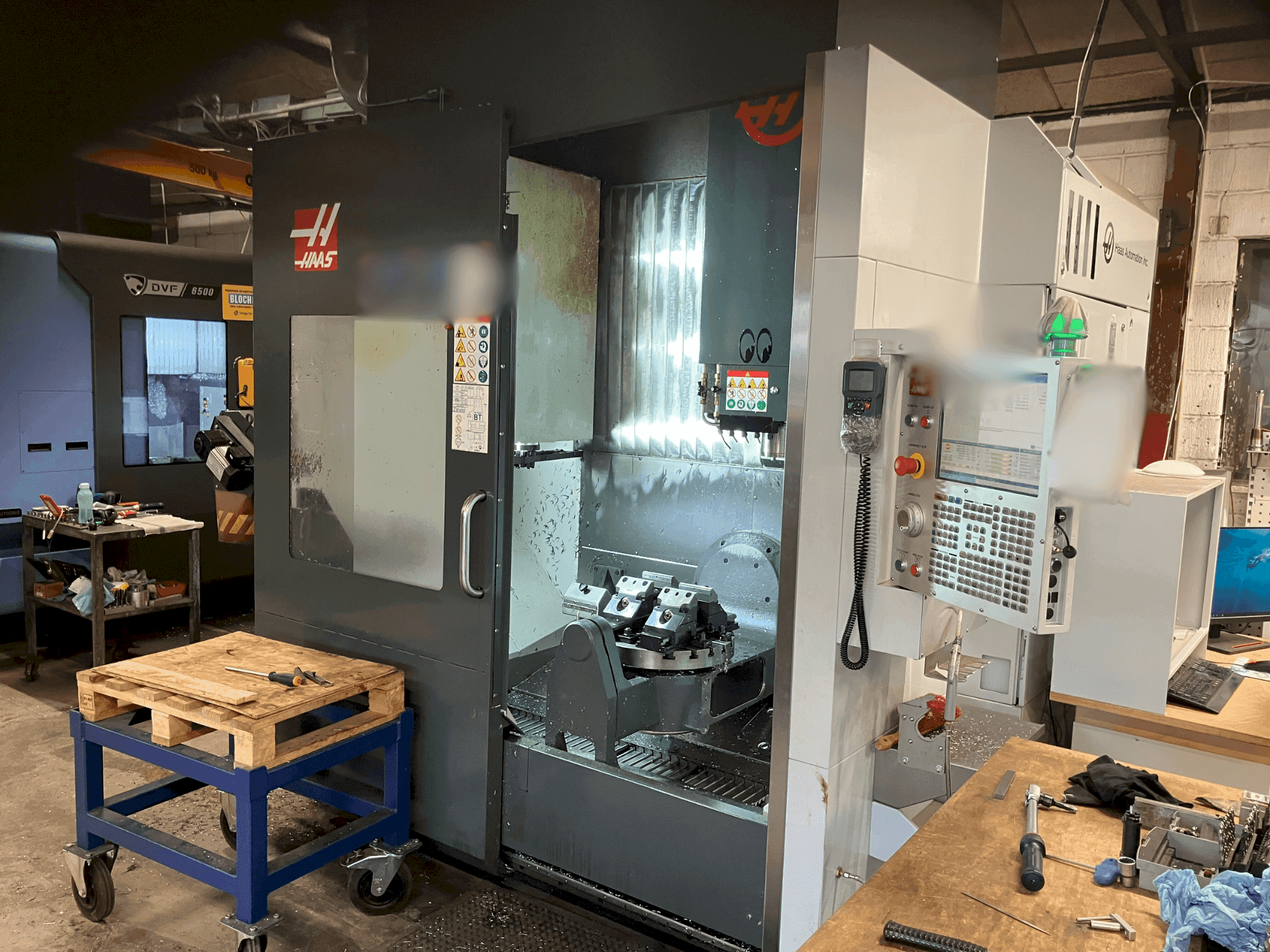 Widok z przodu maszyny HAAS UMC-750