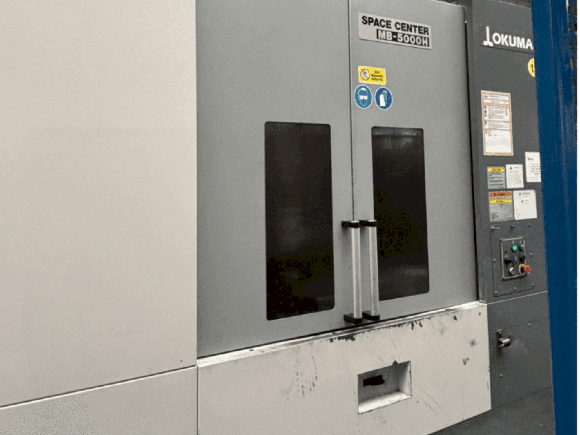 Widok z przodu maszyny Okuma MB 5000H