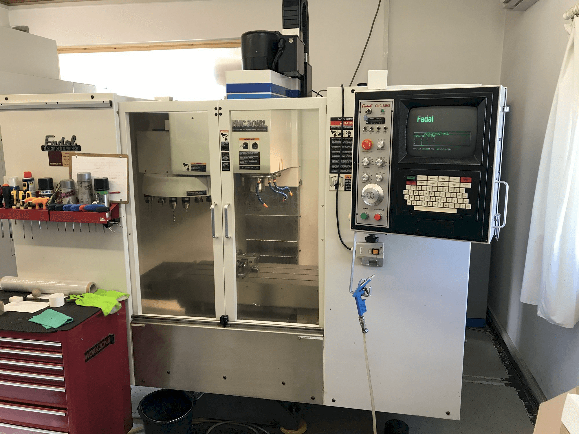Widok z przodu maszyny FADAL VMC 3016 L