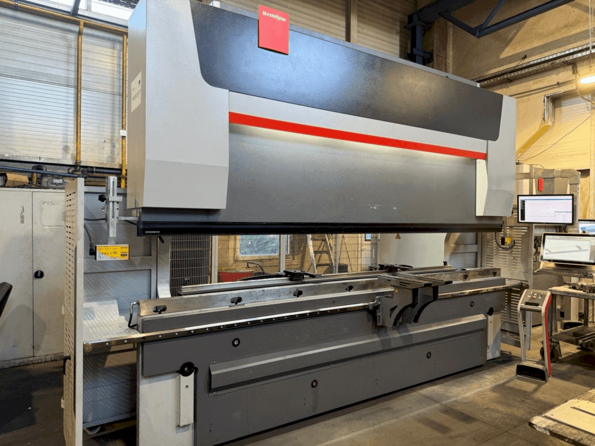Widok z przodu maszyny Bystronic ByBend Smart 300/4100