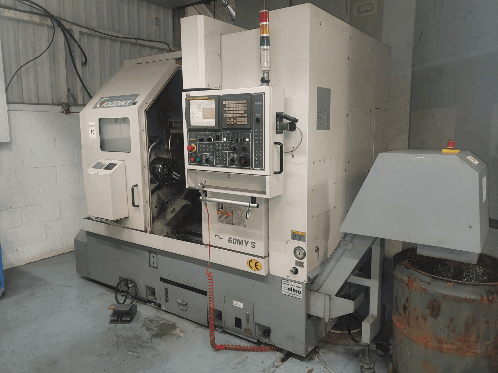 Widok z przodu maszyny Goodway GS-260MYS