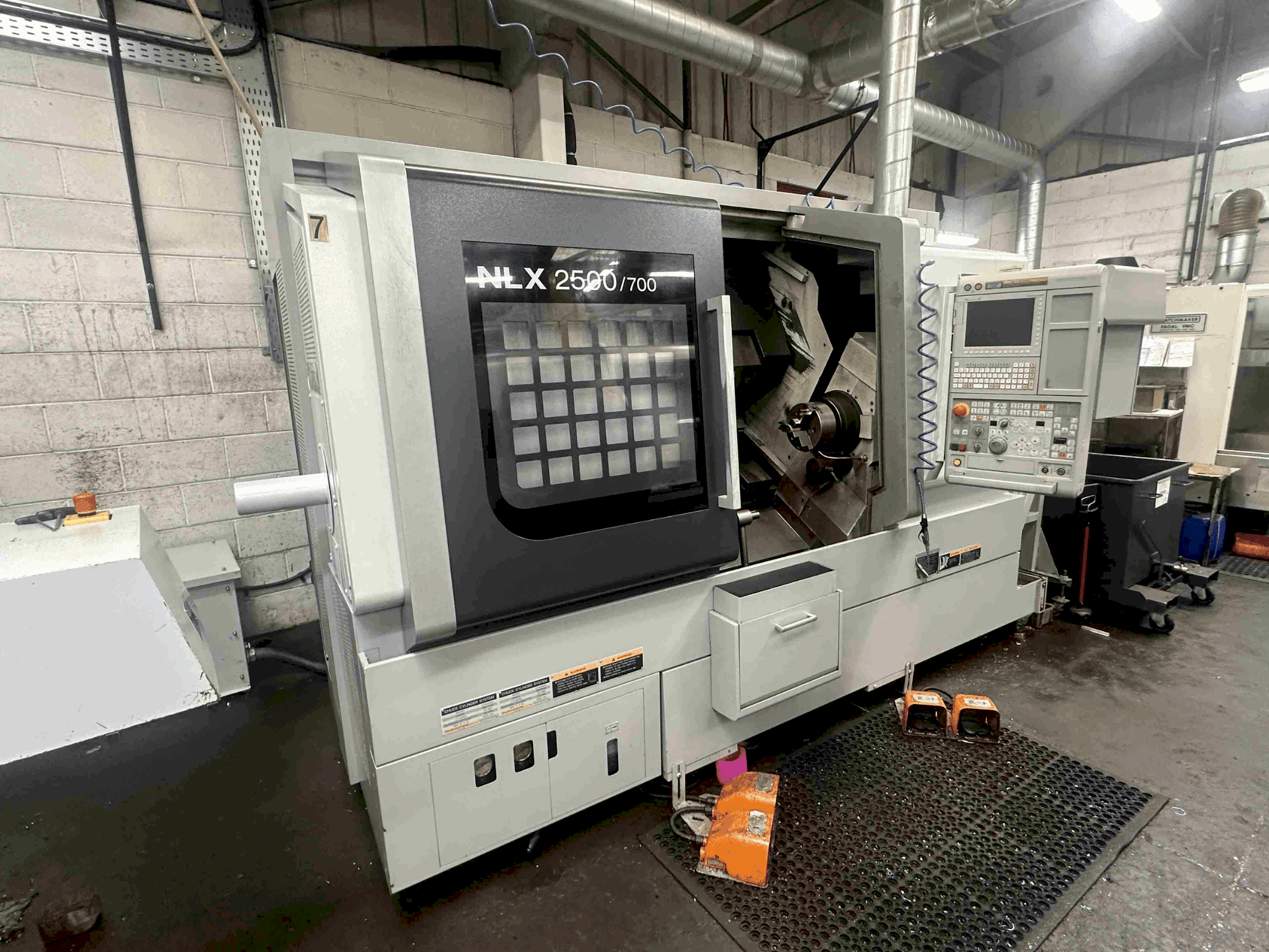 Widok lewej strony maszyny DMG MORI NLX2500SY/700