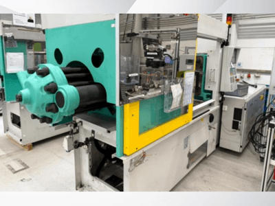 Wtryskarka, jasnoniebiesko-żółta, widok z przodu, z widoczną formą i panelem sterowania z etykietami.