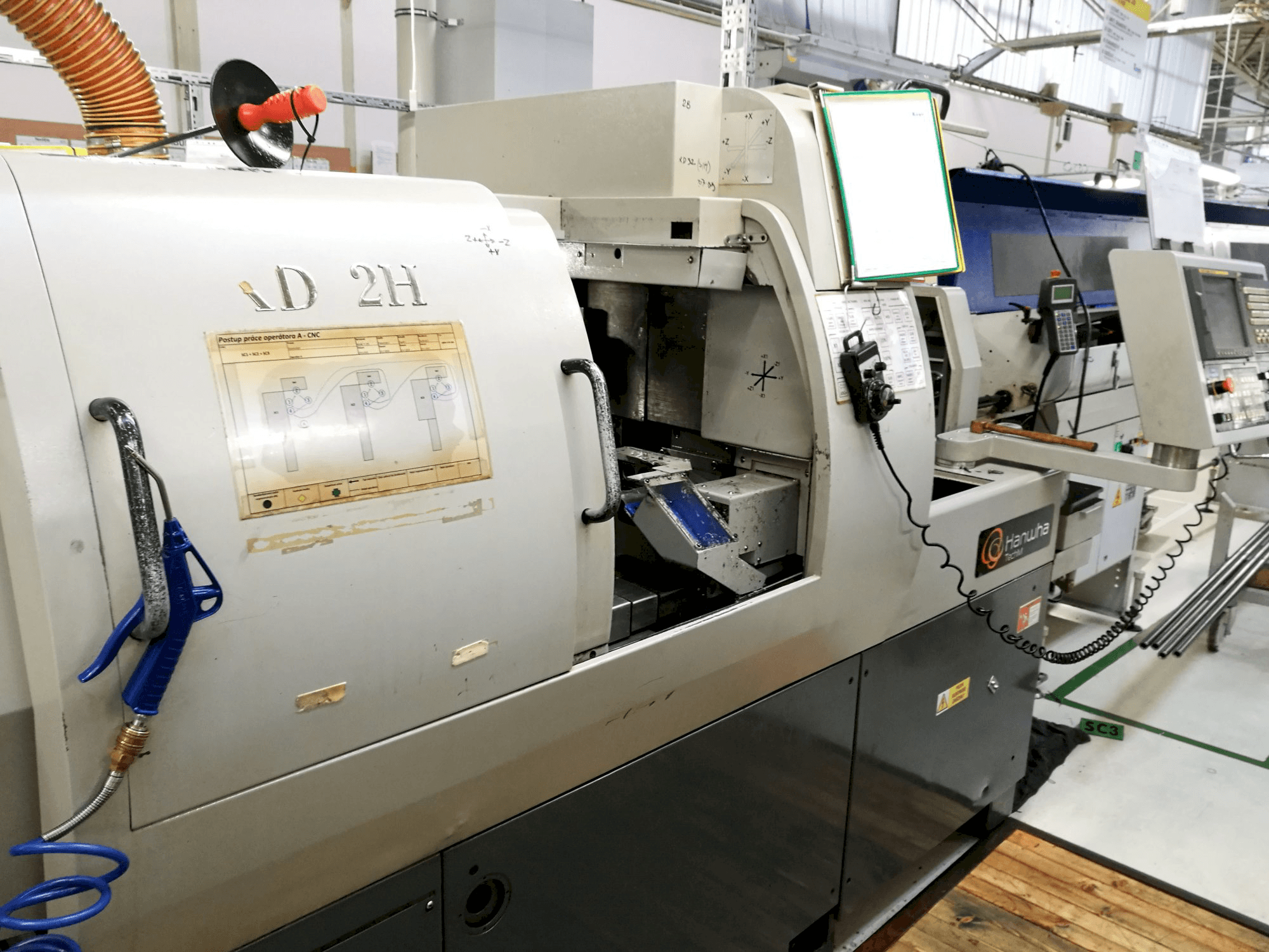 Widok z prawej maszyny Hanwha XD 32 H