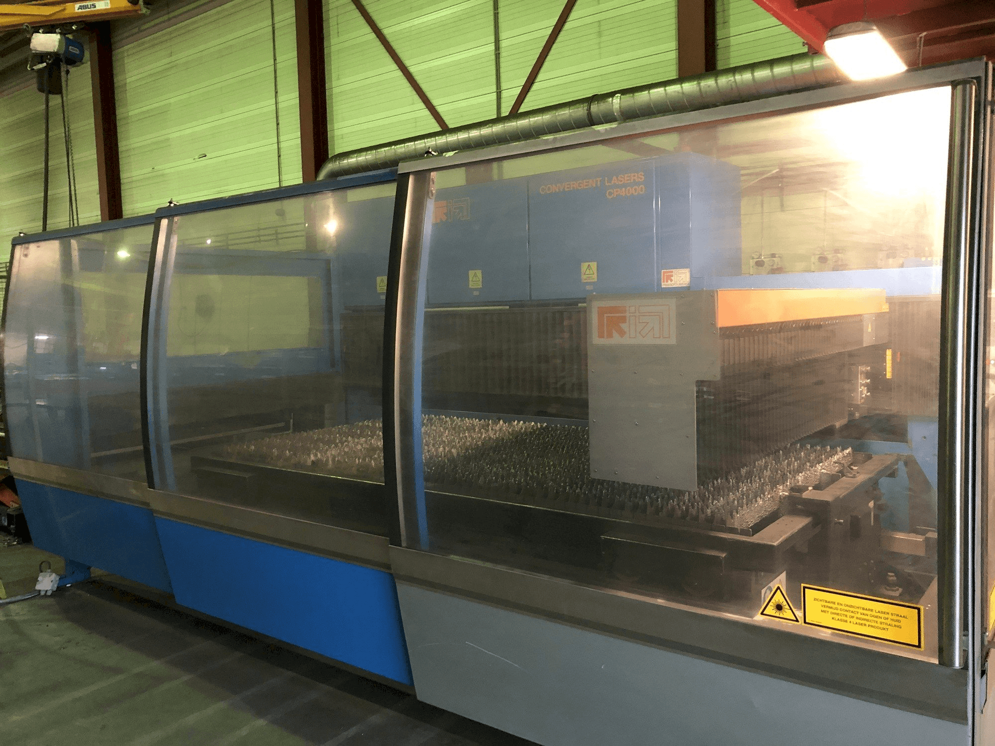 Widok z przodu maszyny Prima Power Platino CP4000