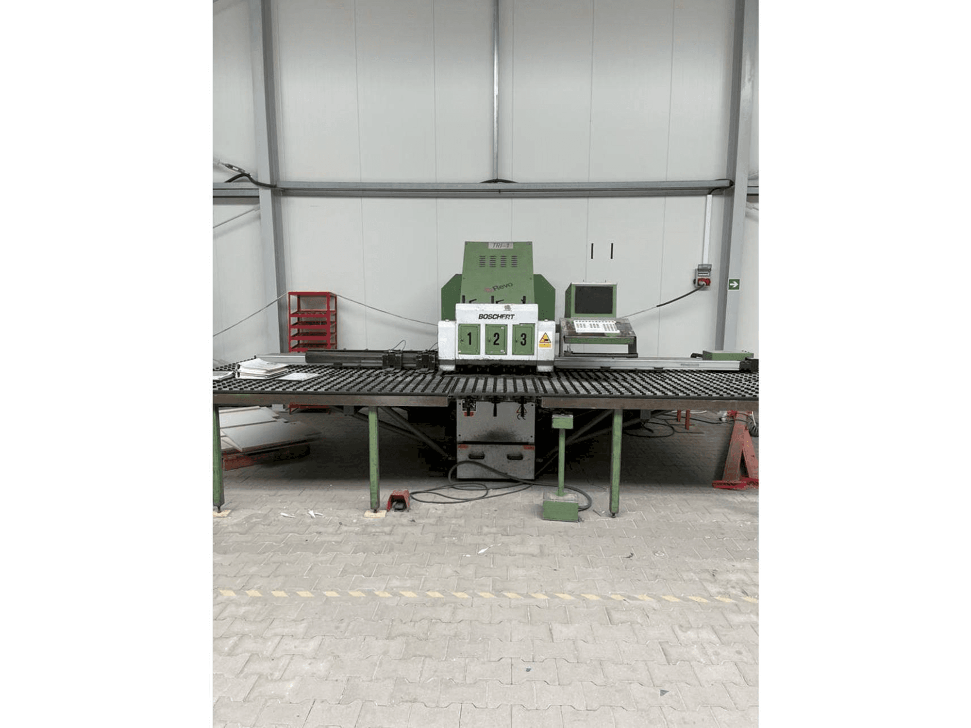Widok z przodu maszyny BOSCHERT TRI 1250 CNC Z