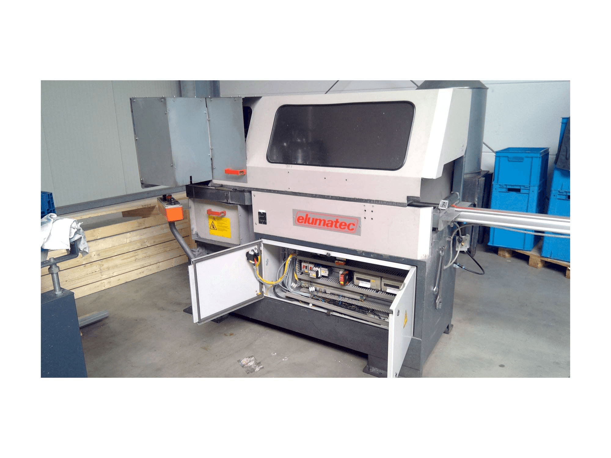 Widok z przodu maszyny Elumatec SA 142/38
