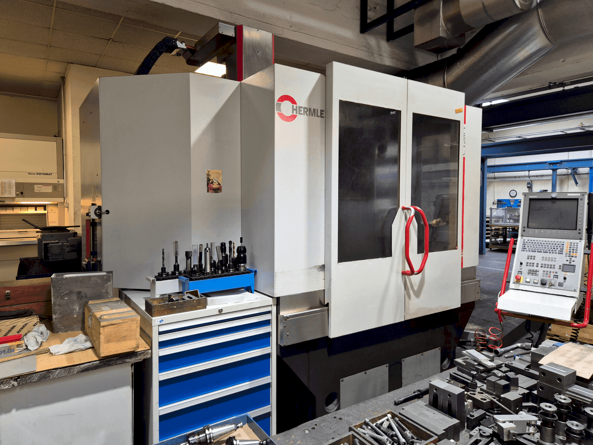 Widok z przodu maszyny HERMLE C 1200 V