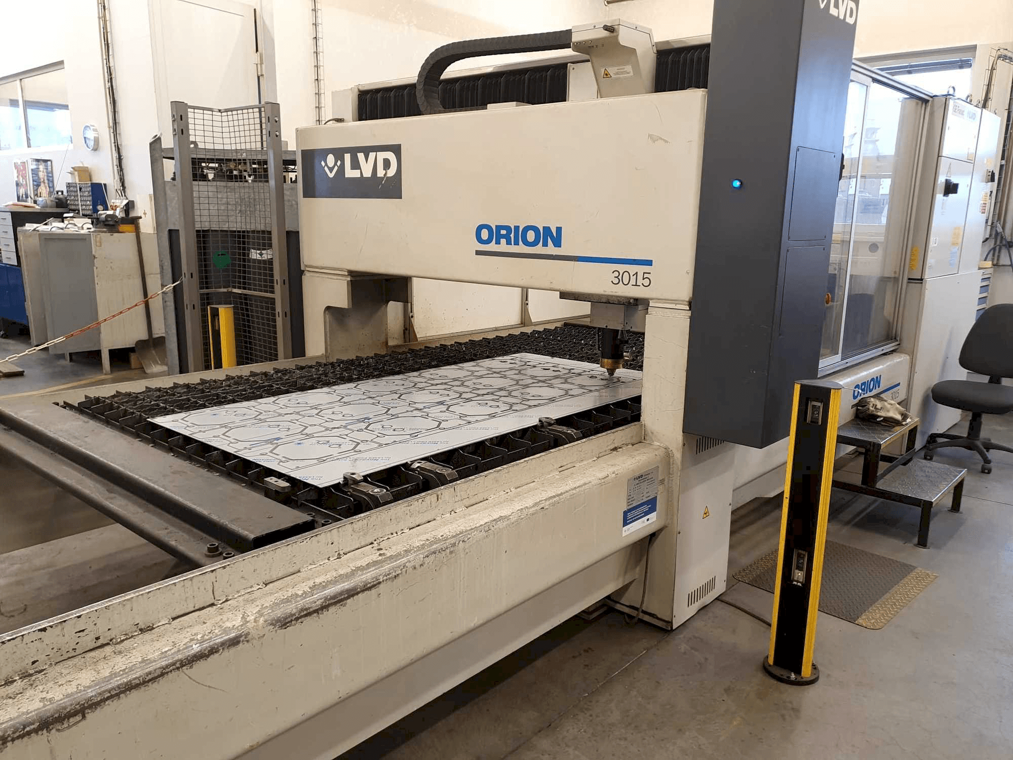 Widok lewej strony maszyny LVD Orion 3015