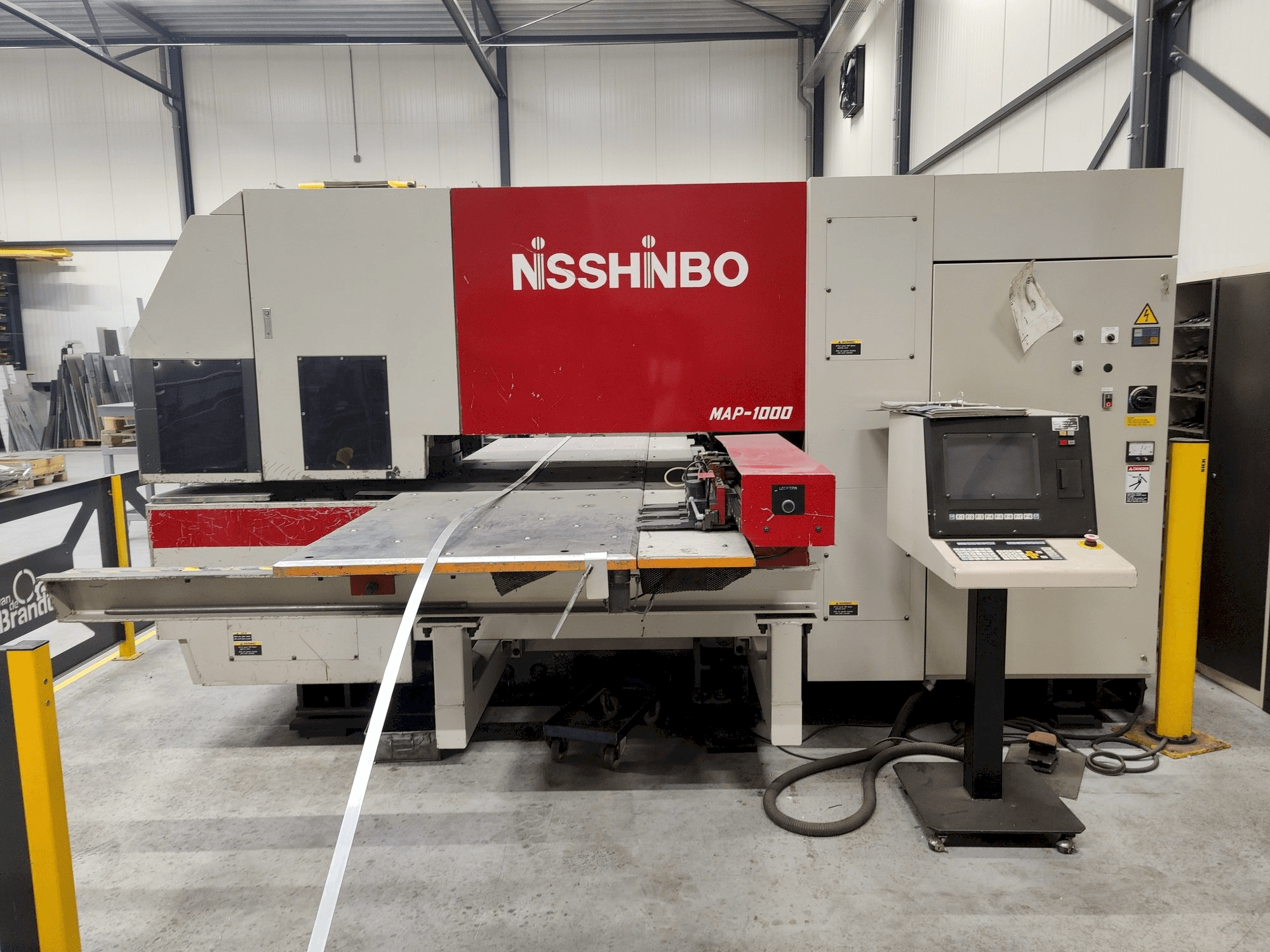 Widok z przodu maszyny Nisshinbo MAP-1000