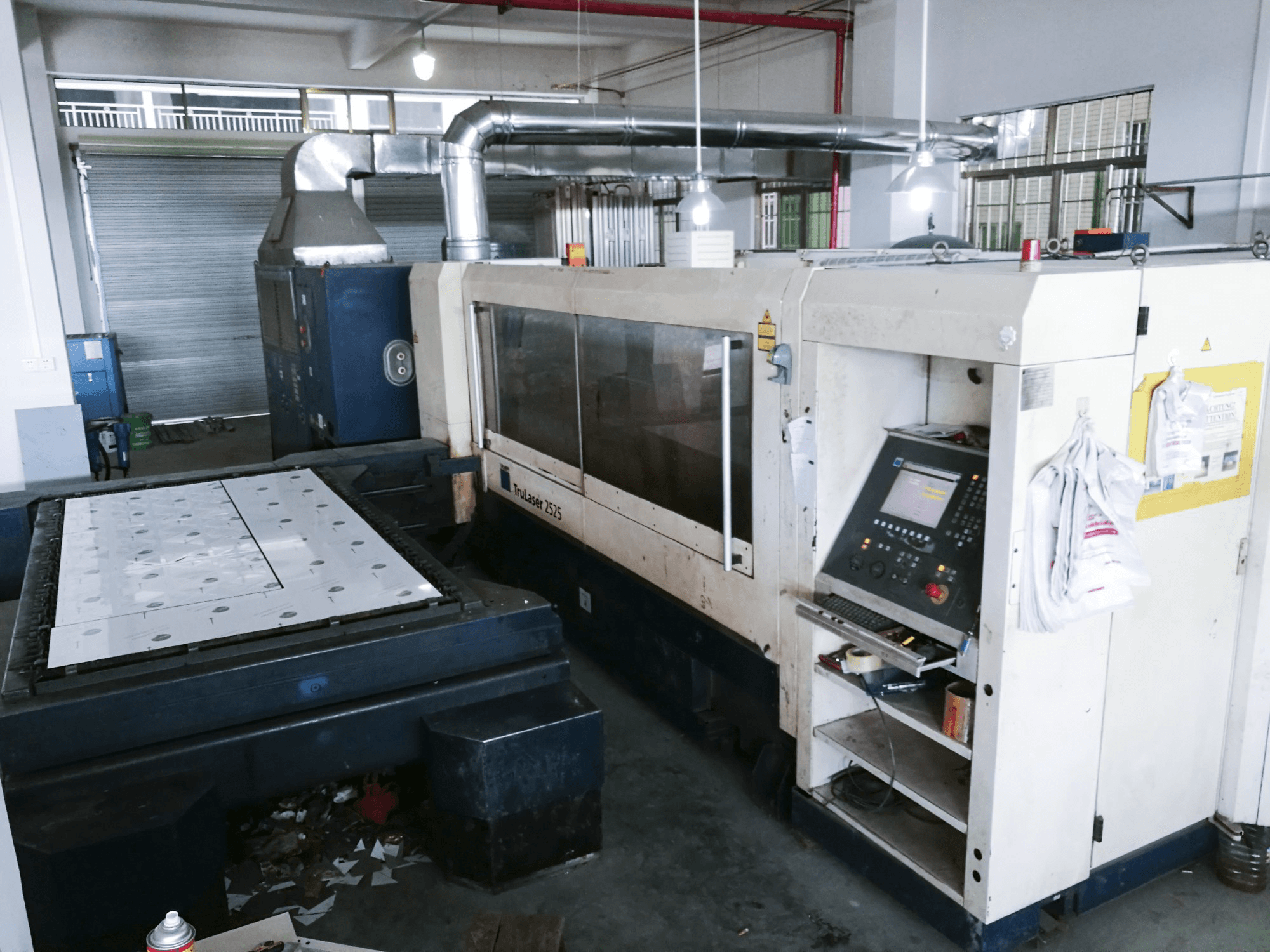 Widok z prawej maszyny Trumpf TruLaser 2525