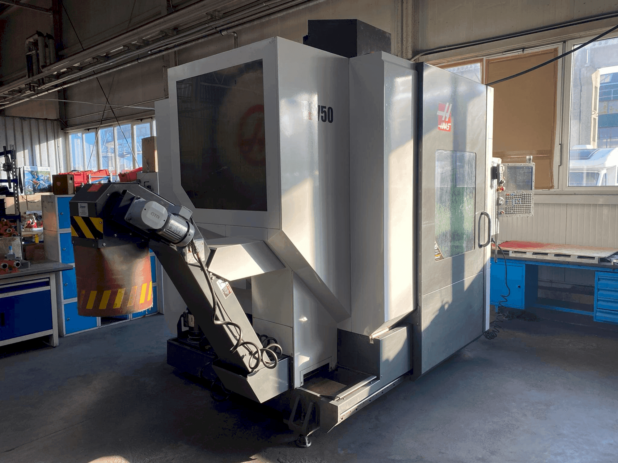 Widok z przodu maszyny HAAS UMC-750