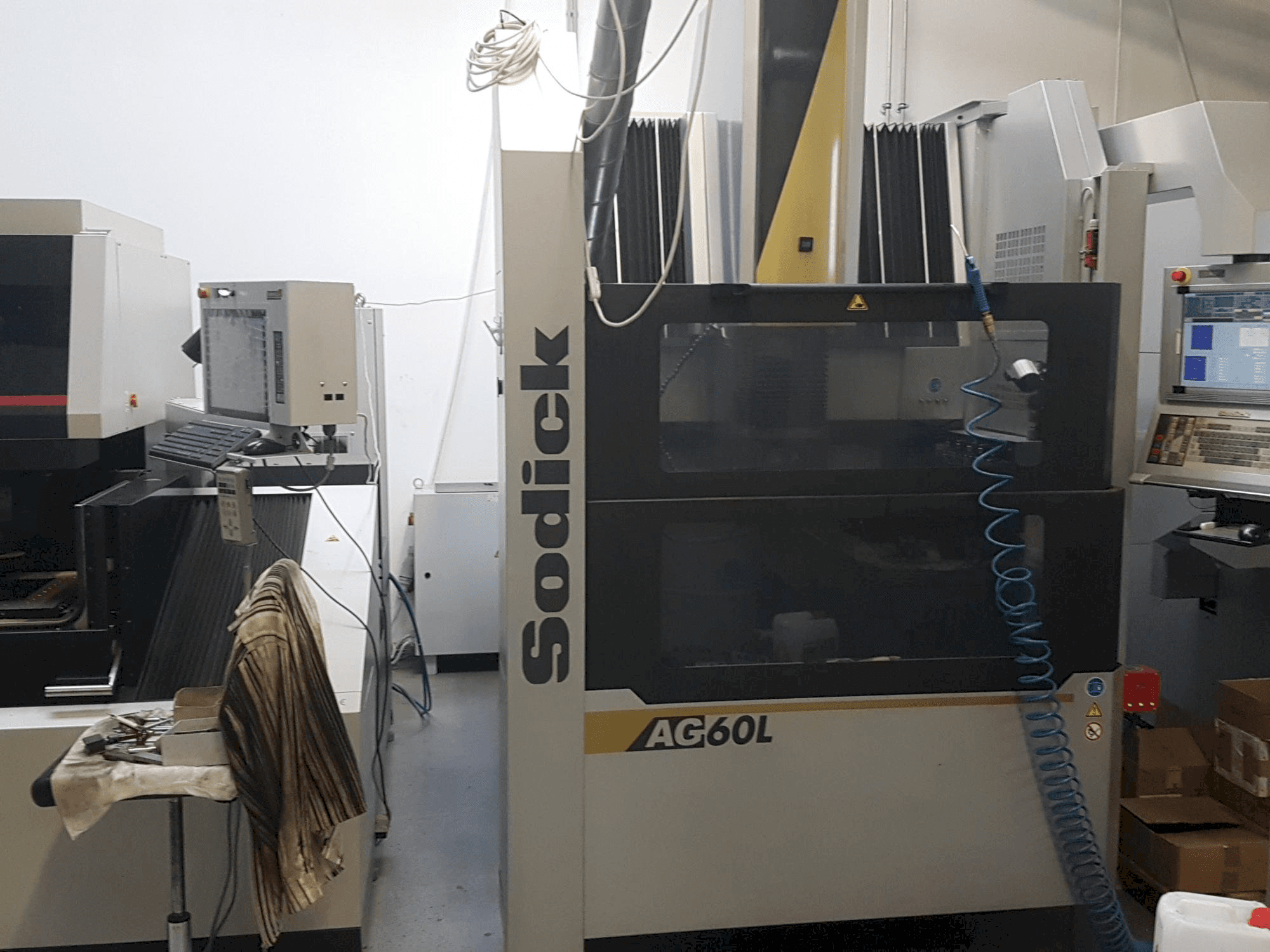 Widok z przodu maszyny Sodick AG60L