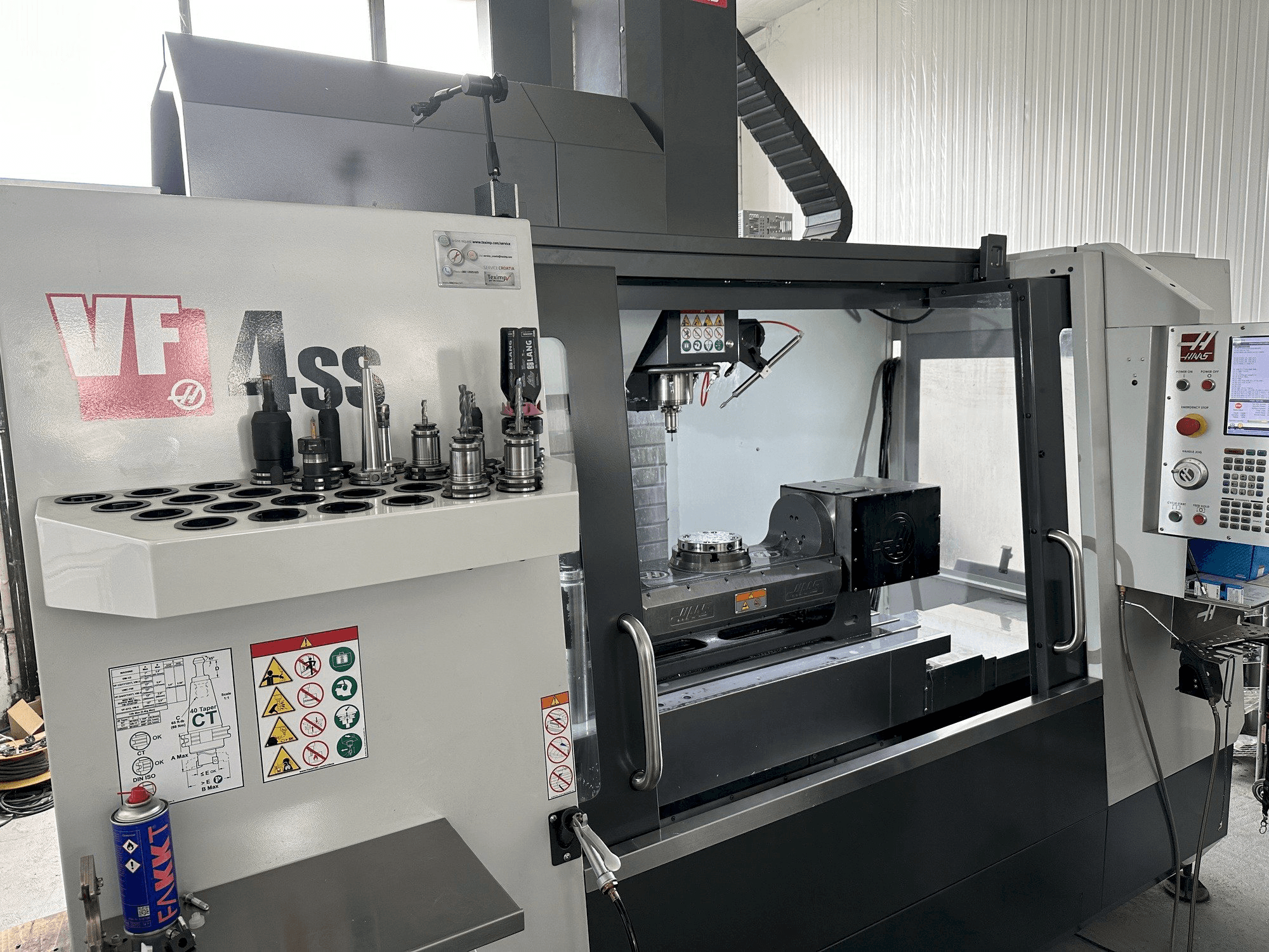 Widok z lewej maszyny HAAS VF-4SS