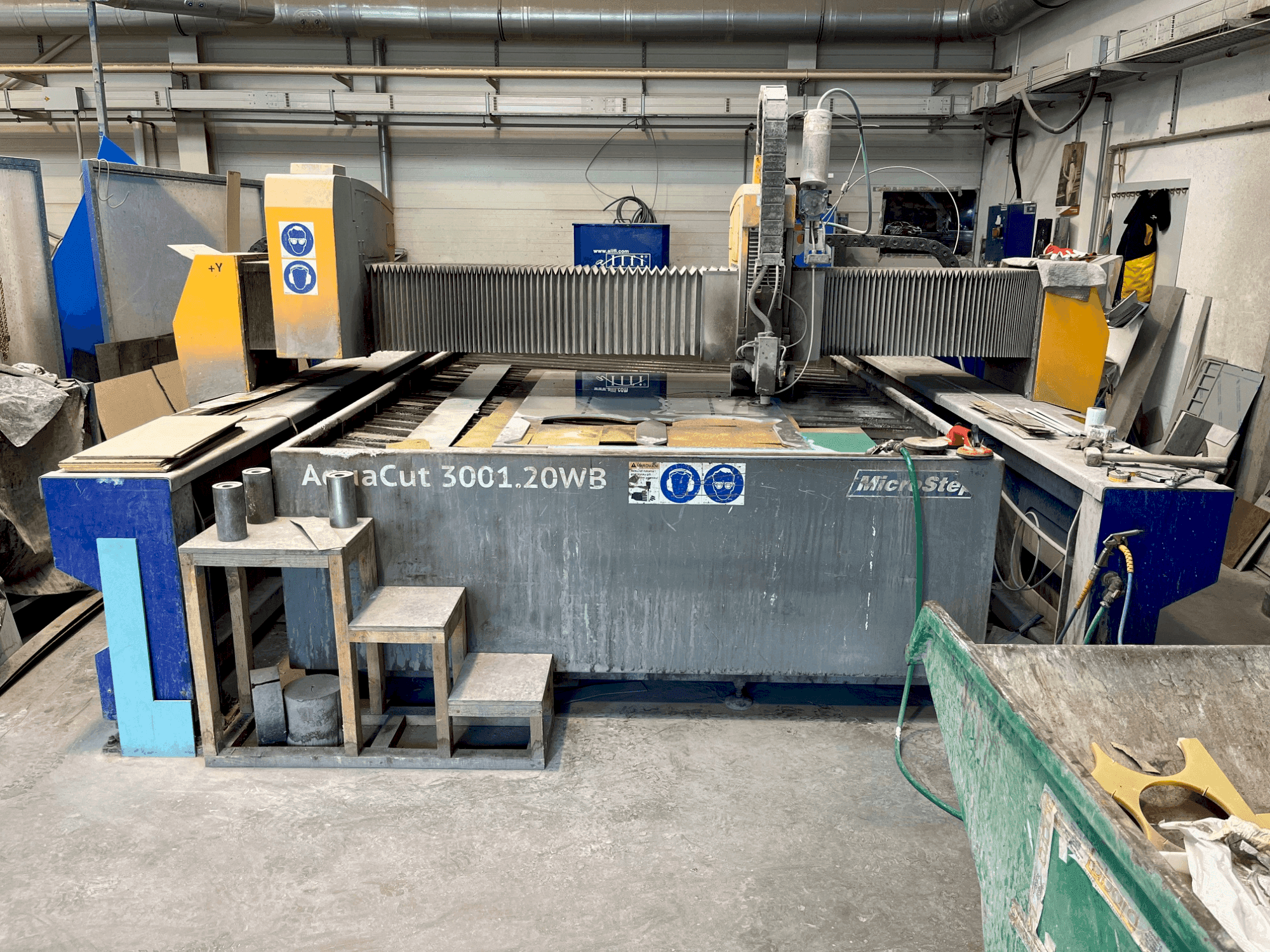 Widok z przodu maszyny MicroStep AquaCut 3001.20WB