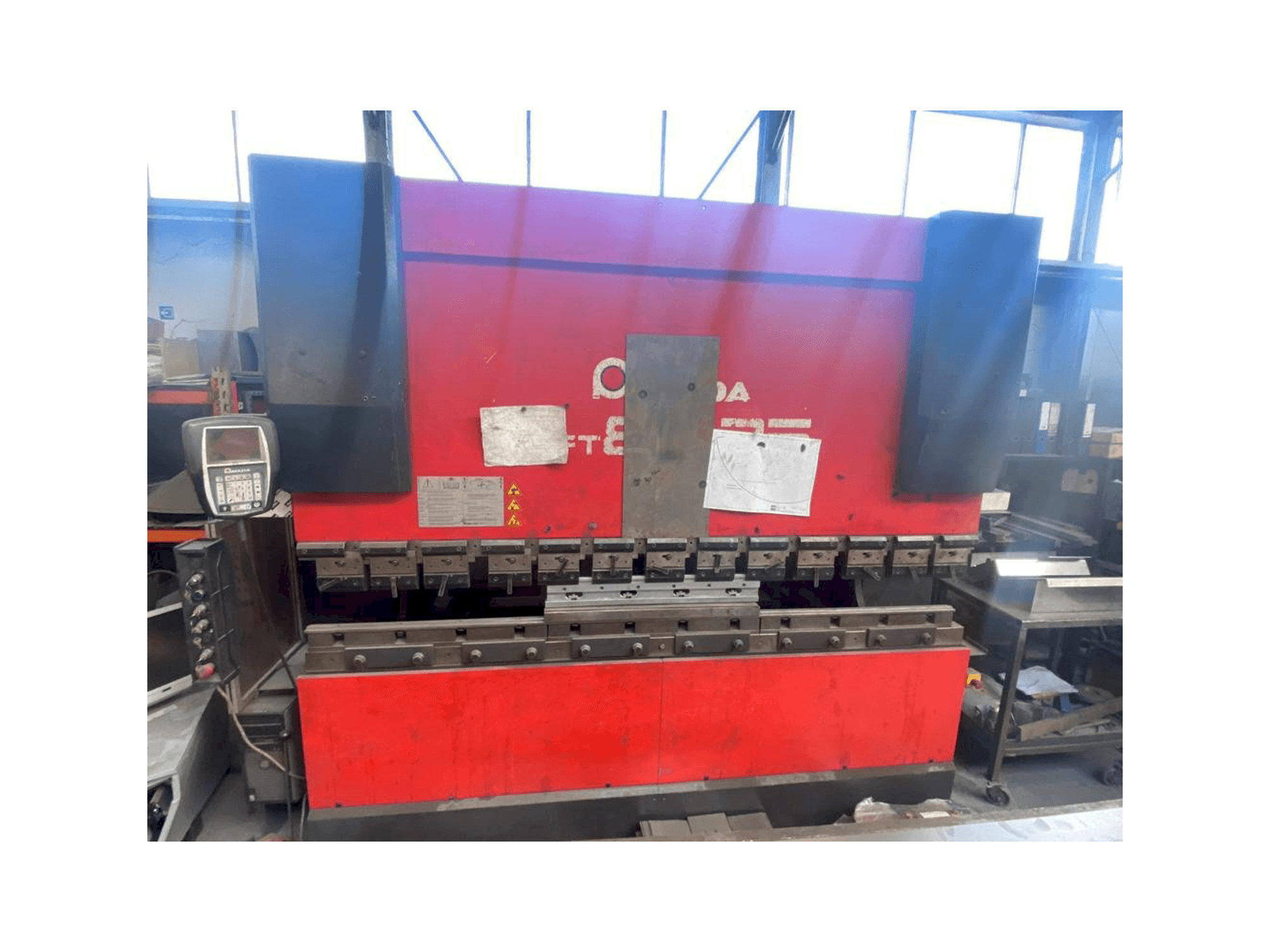 Widok z przodu maszyny AMADA HFT 80 25