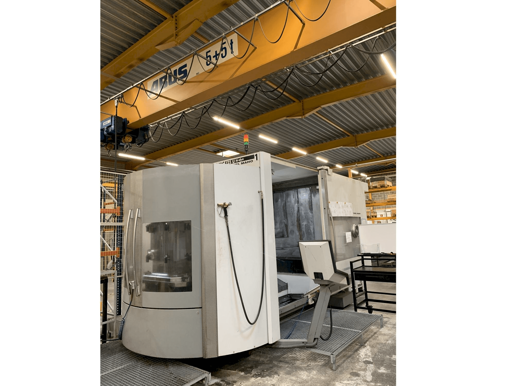 Widok z przodu maszyny DECKEL MAHO DMC 125 U hy-dyn