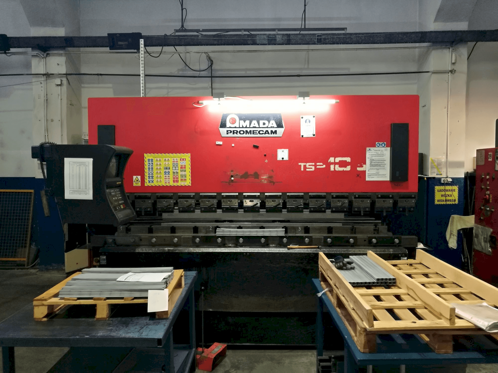 Widok z przodu maszyny AMADA ITS2