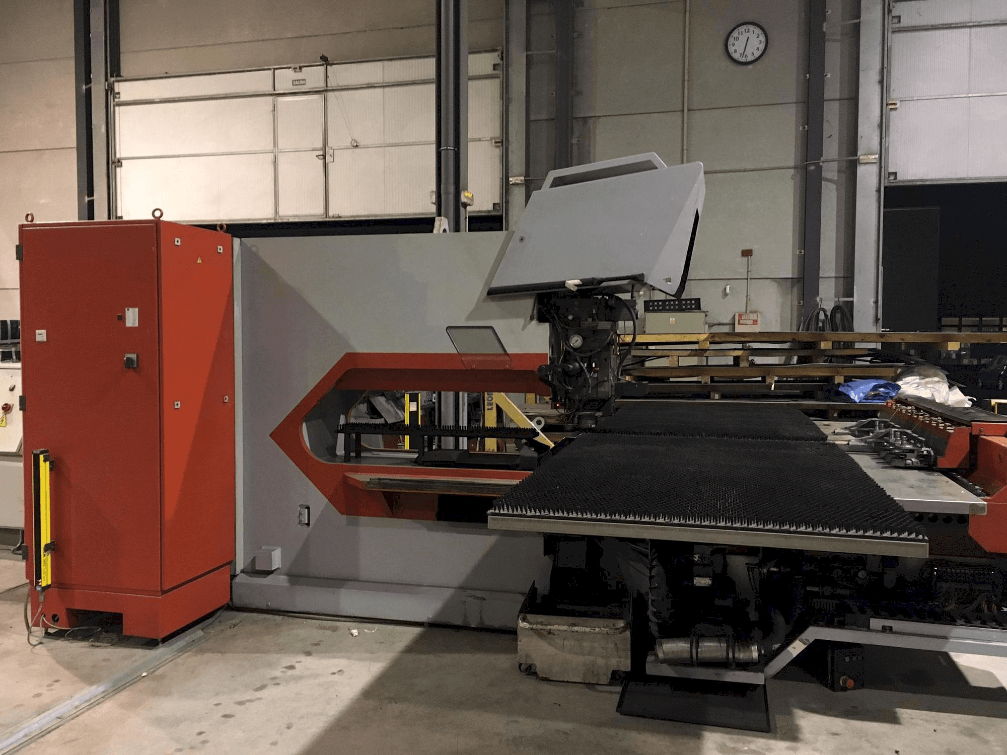 Widok z przodu maszyny Trumpf Trumatic 2000 R