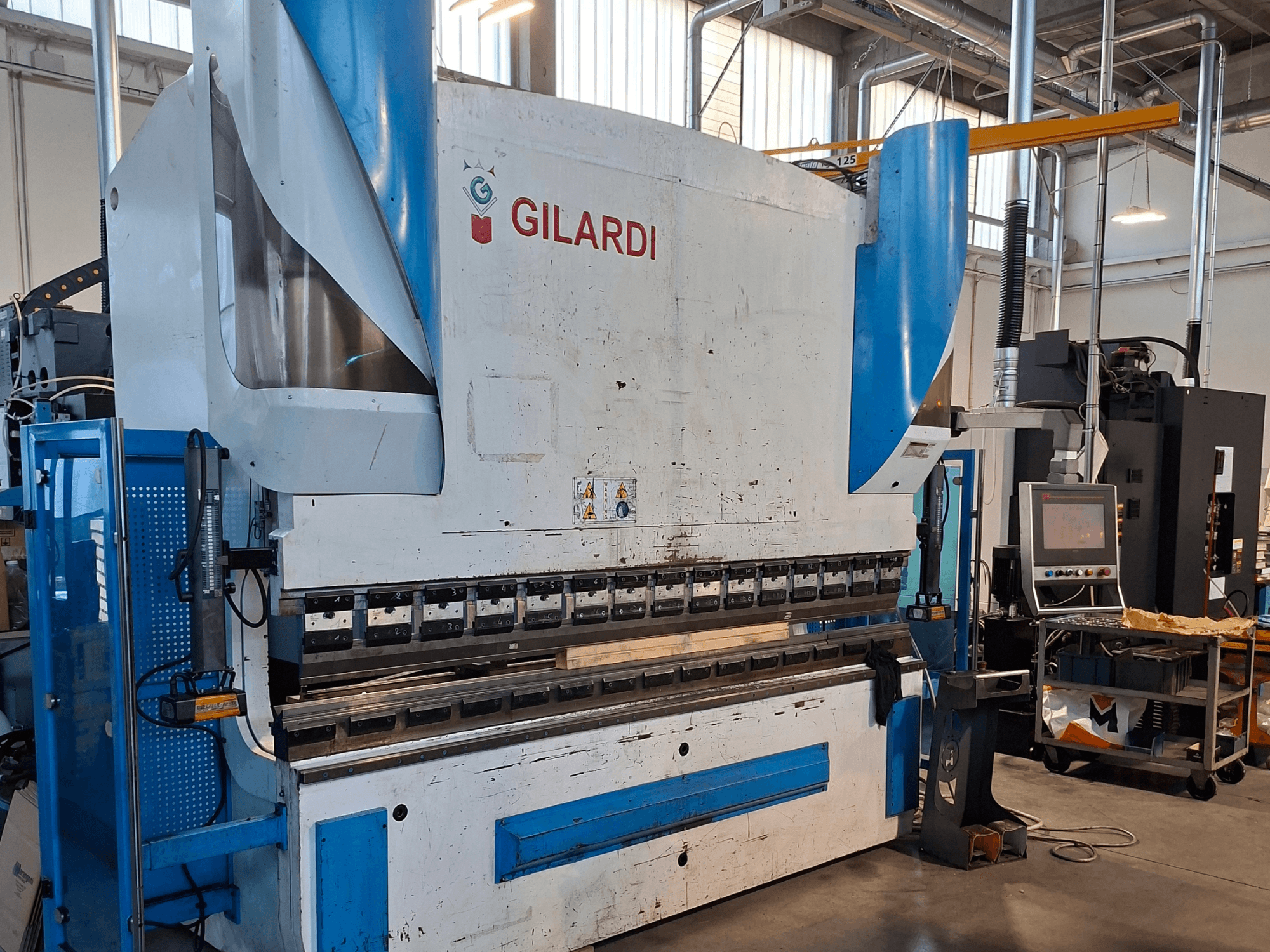 Prasa hydrauliczna GILARDI Italy 3.25, widok z przodu, przedstawiający elementy sterujące oraz szczegóły otoczenia produkcyjnego.