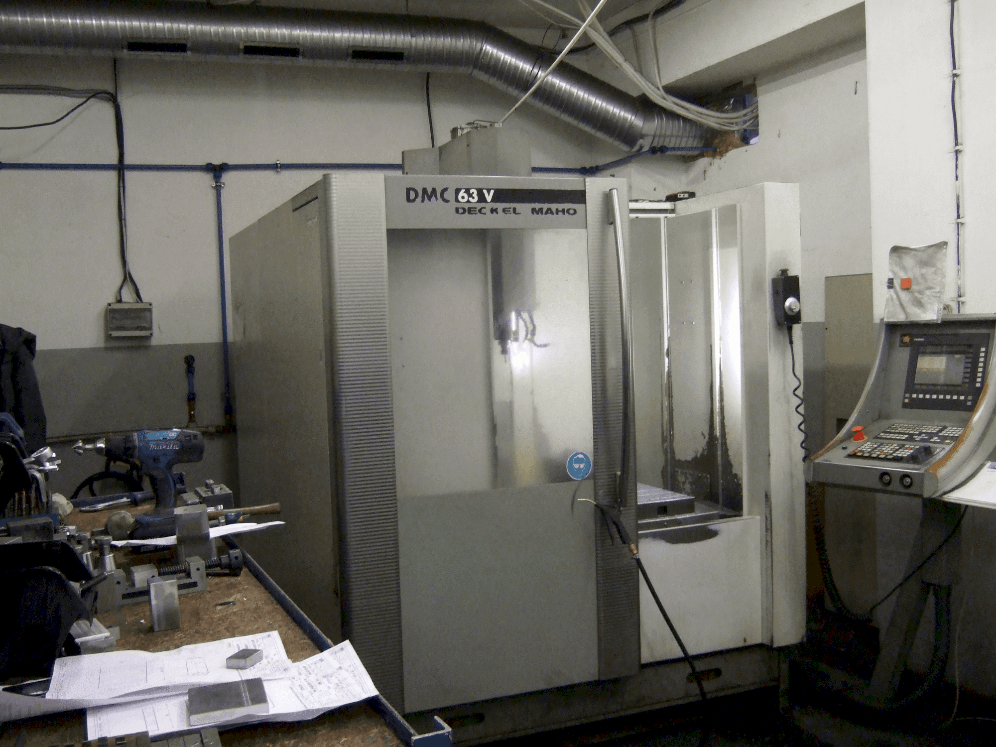 Widok z przodu maszyny DECKEL MAHO DMC 63V