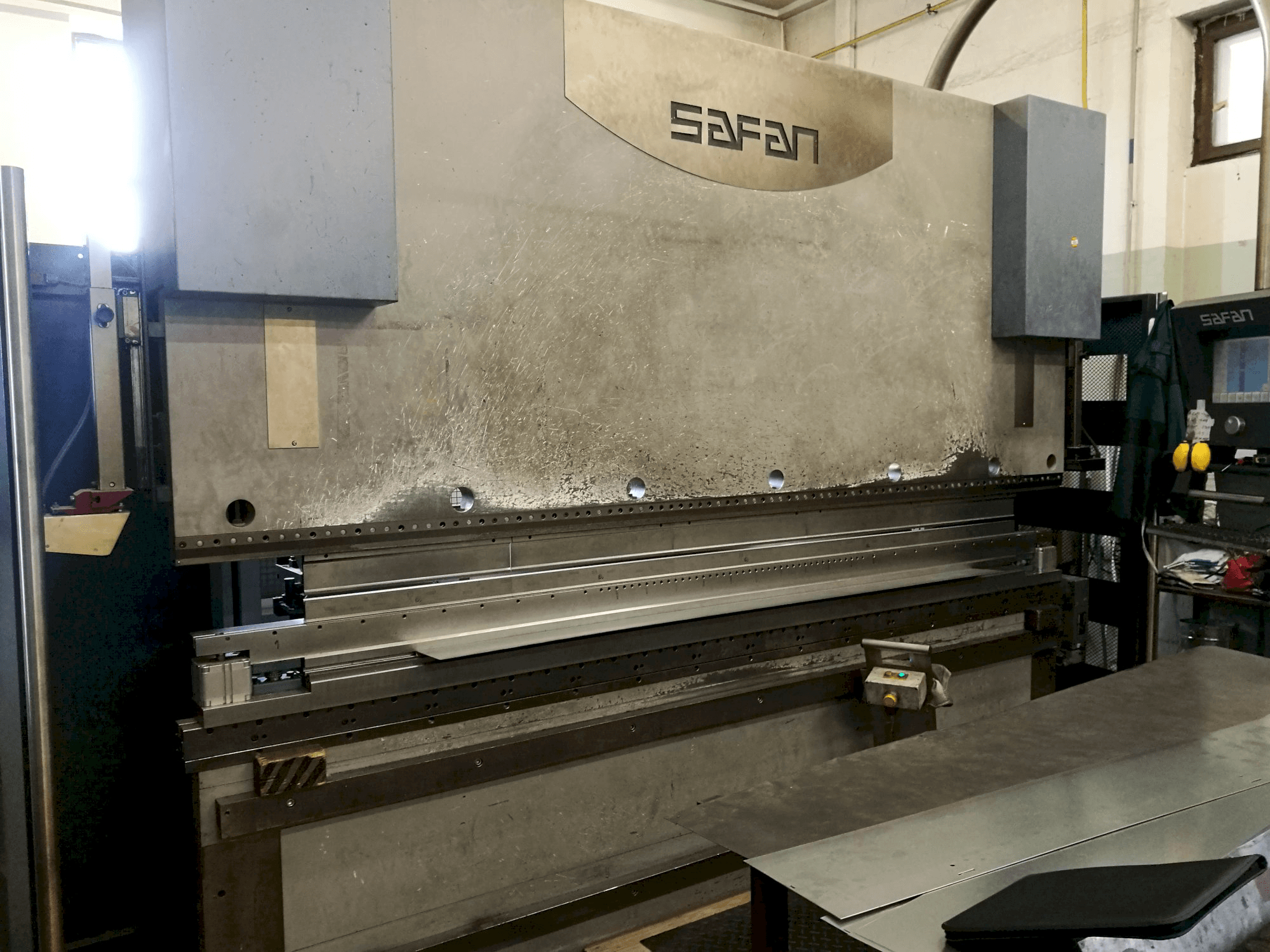 Widok z lewej maszyny Safan CNCL-K 120-3100 TS1