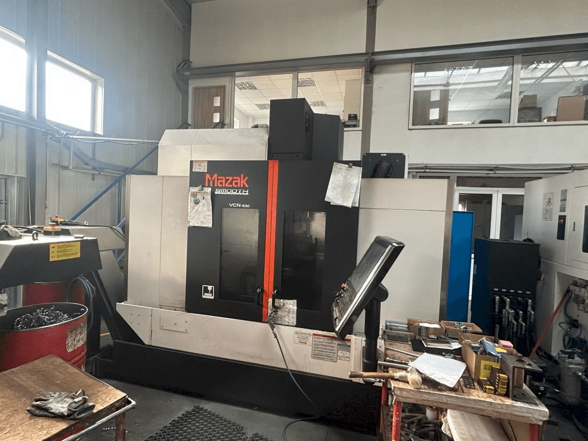 Widok z przodu maszyny Mazak VCN-530