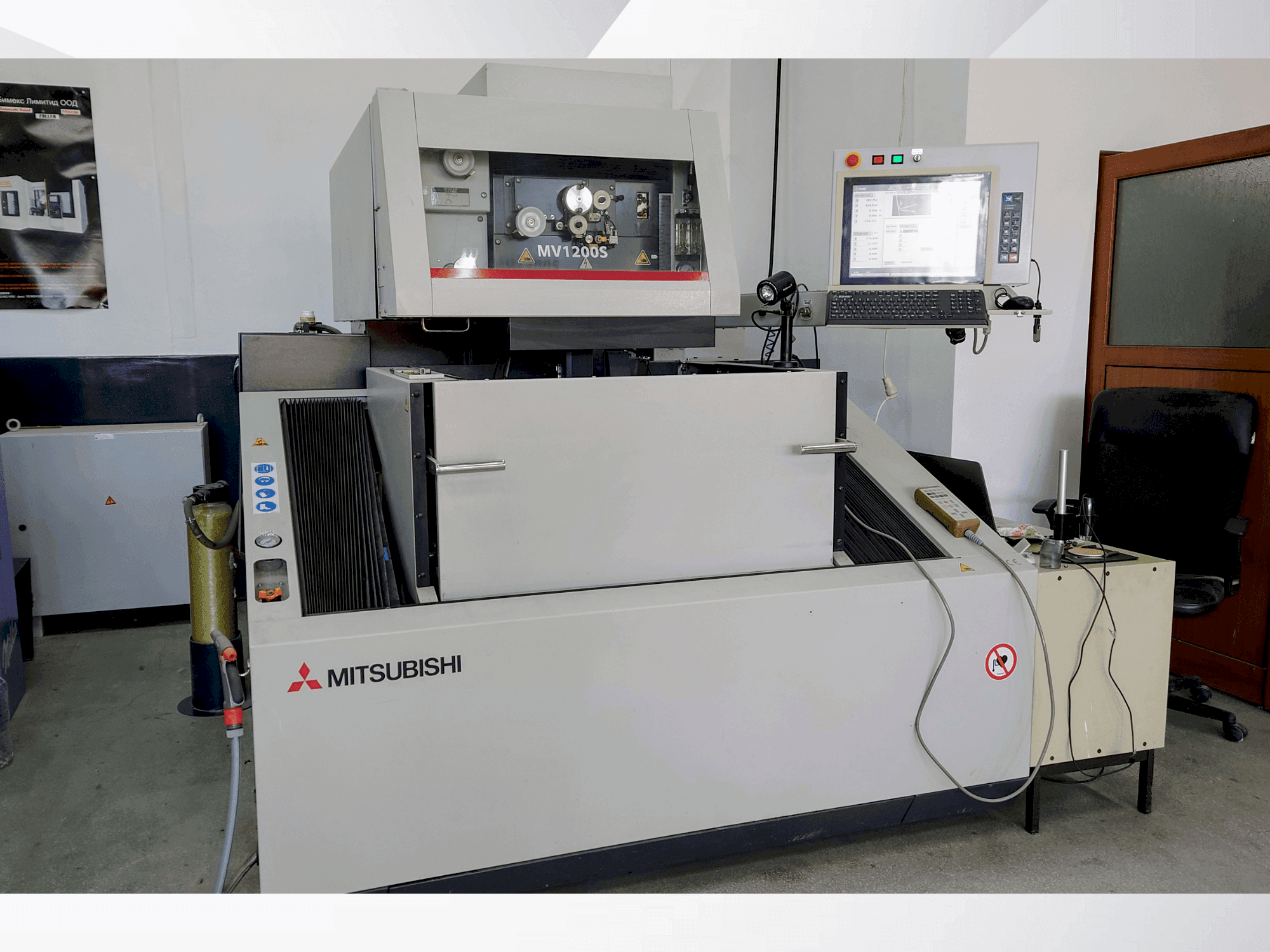 Widok z przodu maszyny Mitsubishi MV1200S