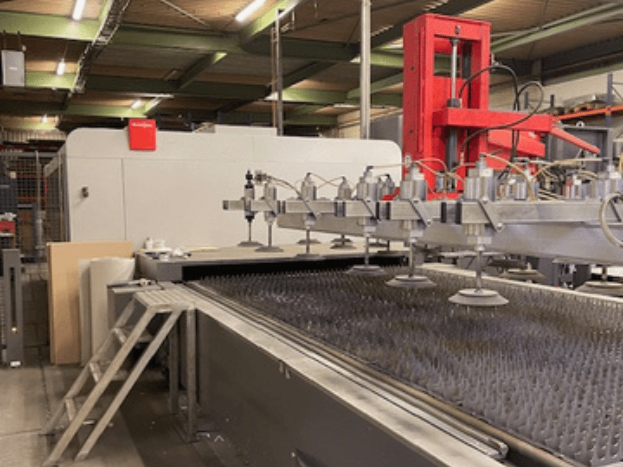 Bystronic BySprint Fiber 4020 Fiber 4Kw widok z przodu maszyny do cięcia laserem światłowodowym z dyszami i łożem tnącym.