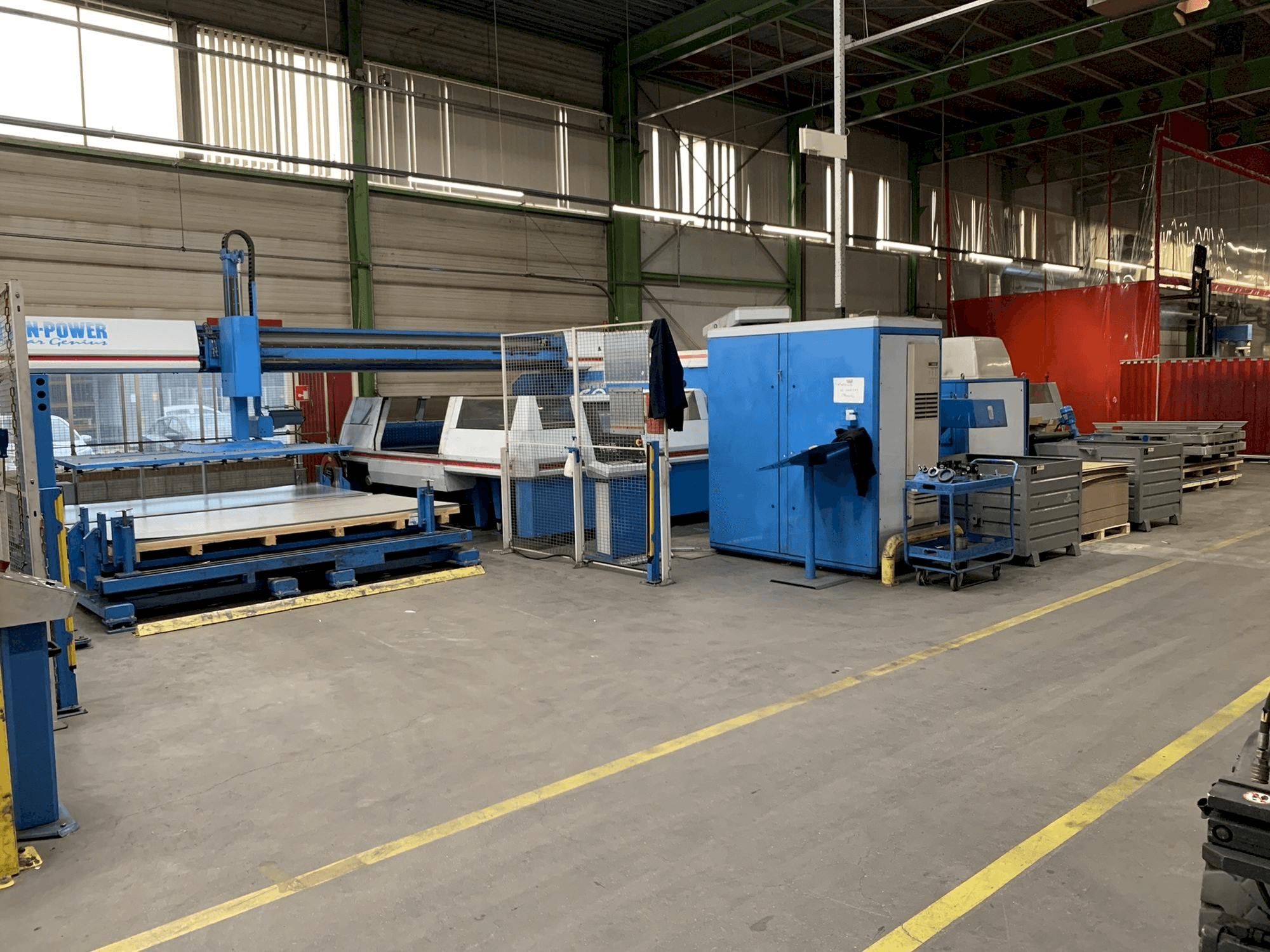 Widok z przodu maszyny Finn-Power TRS6 SU