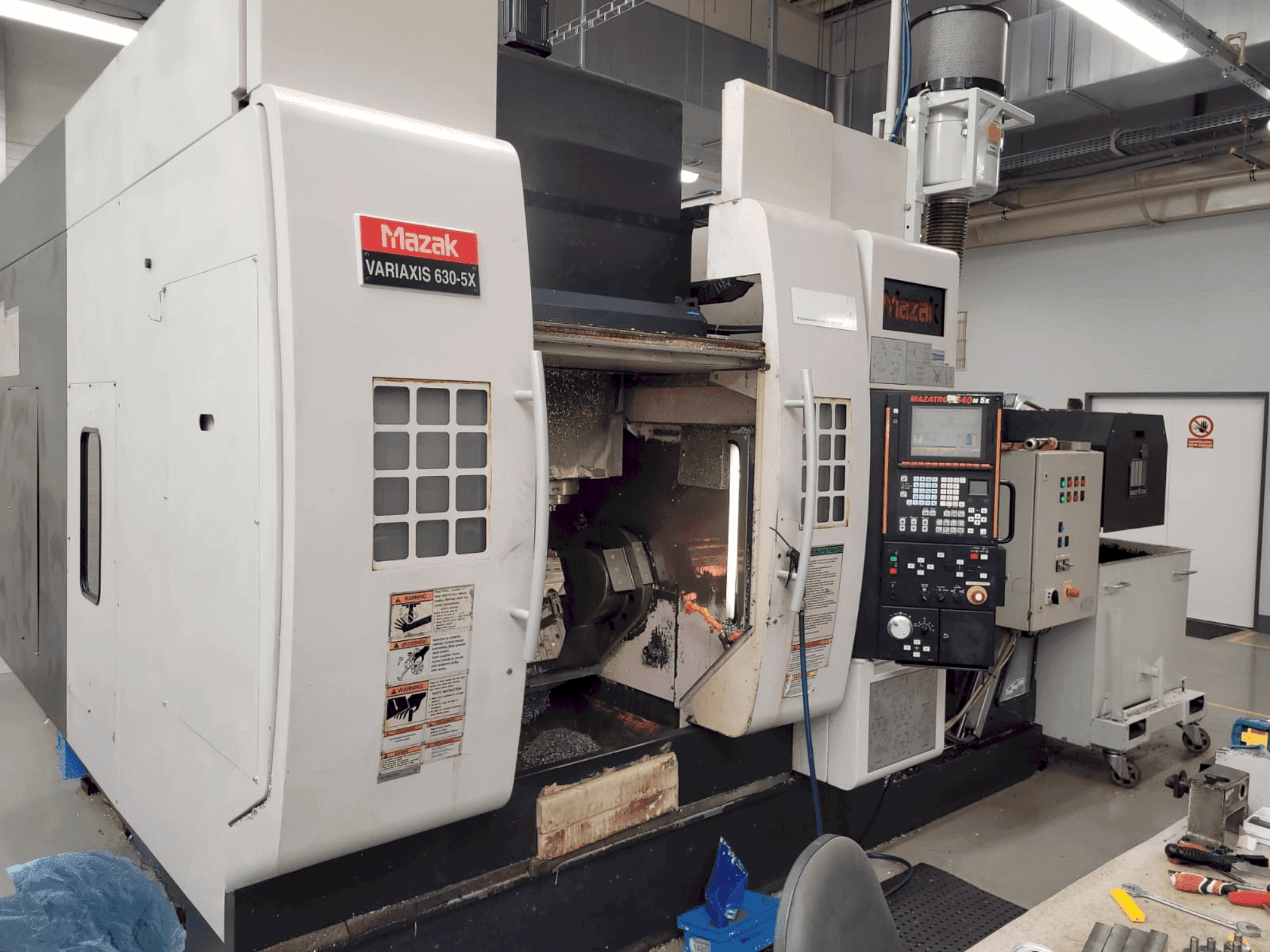 Widok z przodu maszyny Mazak Variaxis 630-5X