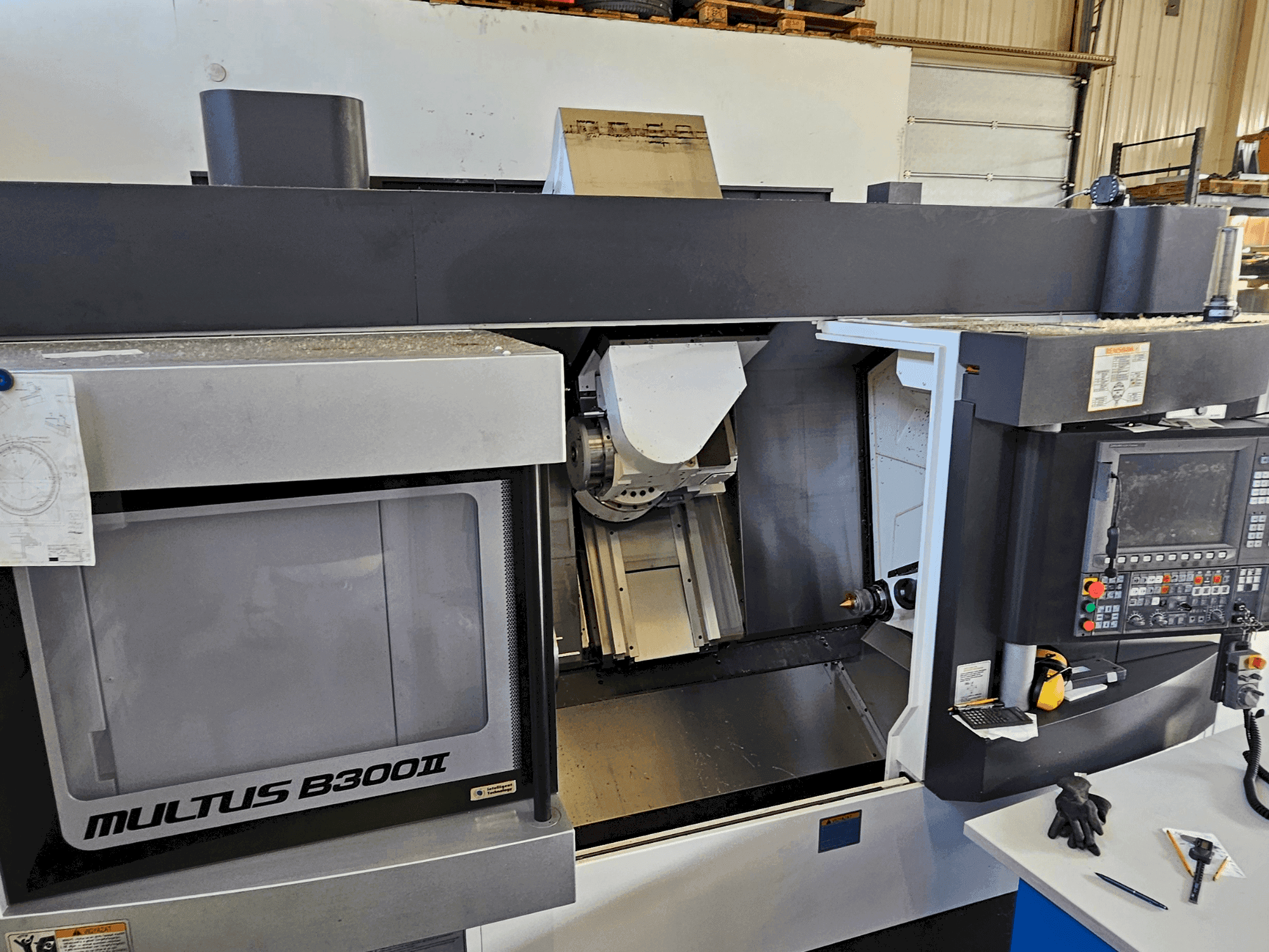 Widok z przodu maszyny Okuma Multus B300 II