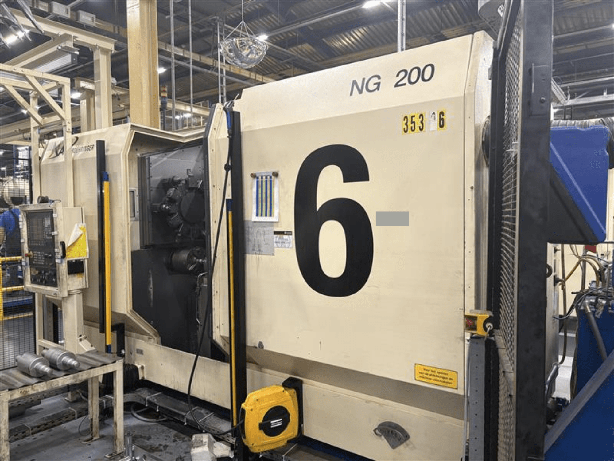 Widok z przodu tokarki poziomej BOEHRINGER NG-200 z widocznymi dużymi cyframi i panelem sterowania, w ustawieniu fabrycznym.