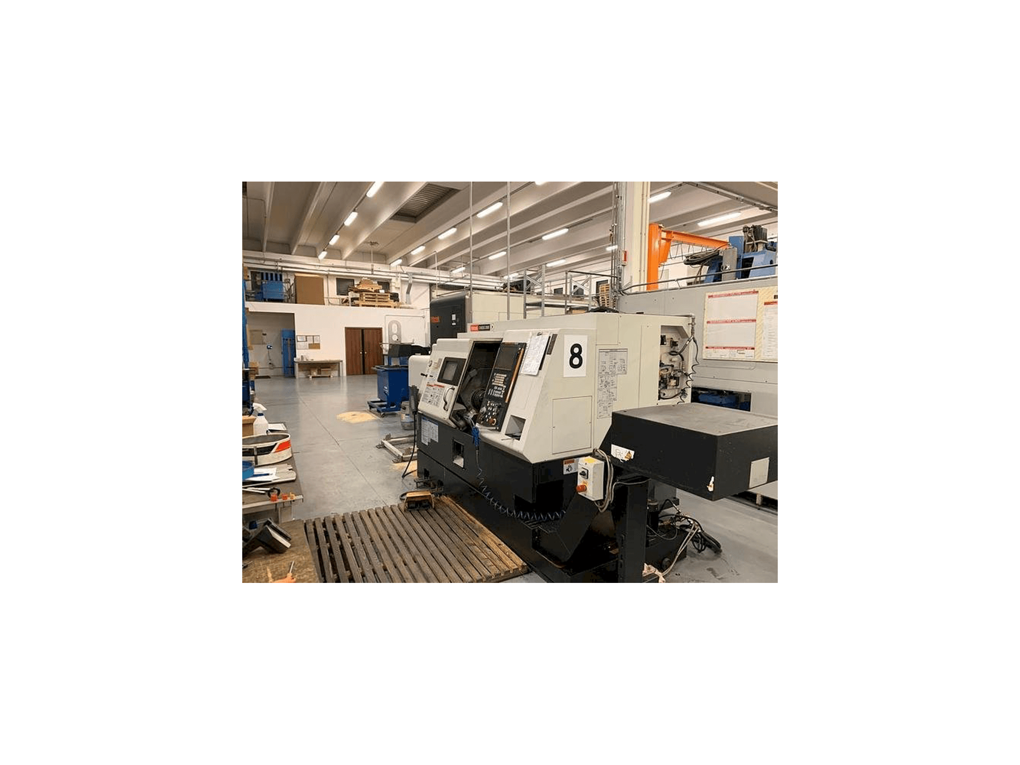 Widok z prawej maszyny Mazak QT NEXUS 200M